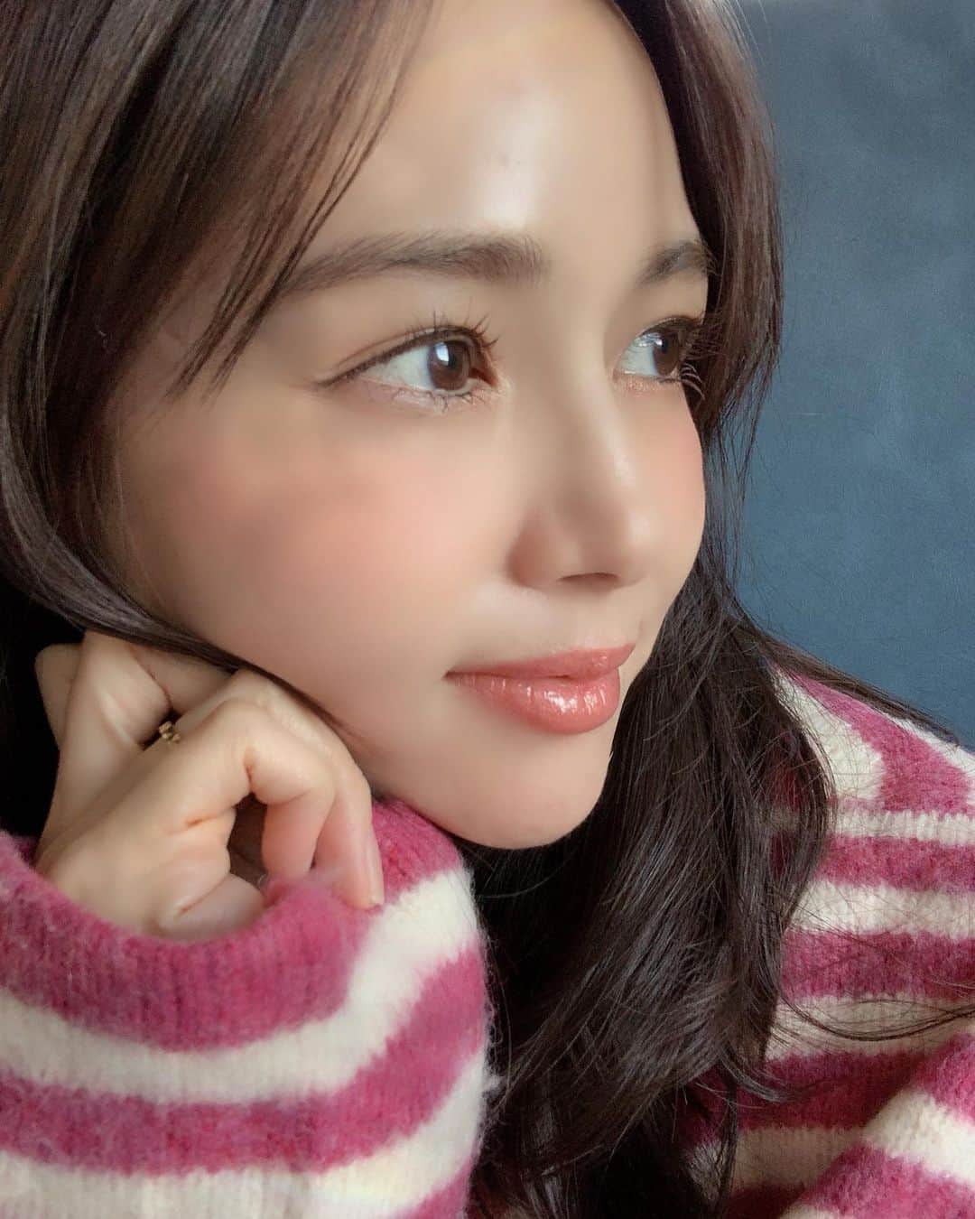 日下部ゆいこさんのインスタグラム写真 - (日下部ゆいこInstagram)「. . 毎度のアドベントカレンダーで 夫からのプレゼント。 . @chanelofficial  ルージュココフラッシュ132 . . リクエストしたのですが 色味は夫が選んでくれました。 . もうね、最高です‼︎ ラメが入っていて薄ら血色づくカラー。 写真で伝わるかな？？ . 内側からジュワッと 発光してるような色づき。 ウルウルツヤツヤ。 たまらんです♡ 探してたけど、 なかなか出会えなかったやつ。 . . ヘビロテ決定です♡ . . #私からのアドベント #笑い系のふざけた物ばかりでごめん #chanel#シャネル#口紅#リップ#rouge#lipstick#me#beaty#コスメ」12月22日 20時08分 - yuiko_kusakabe