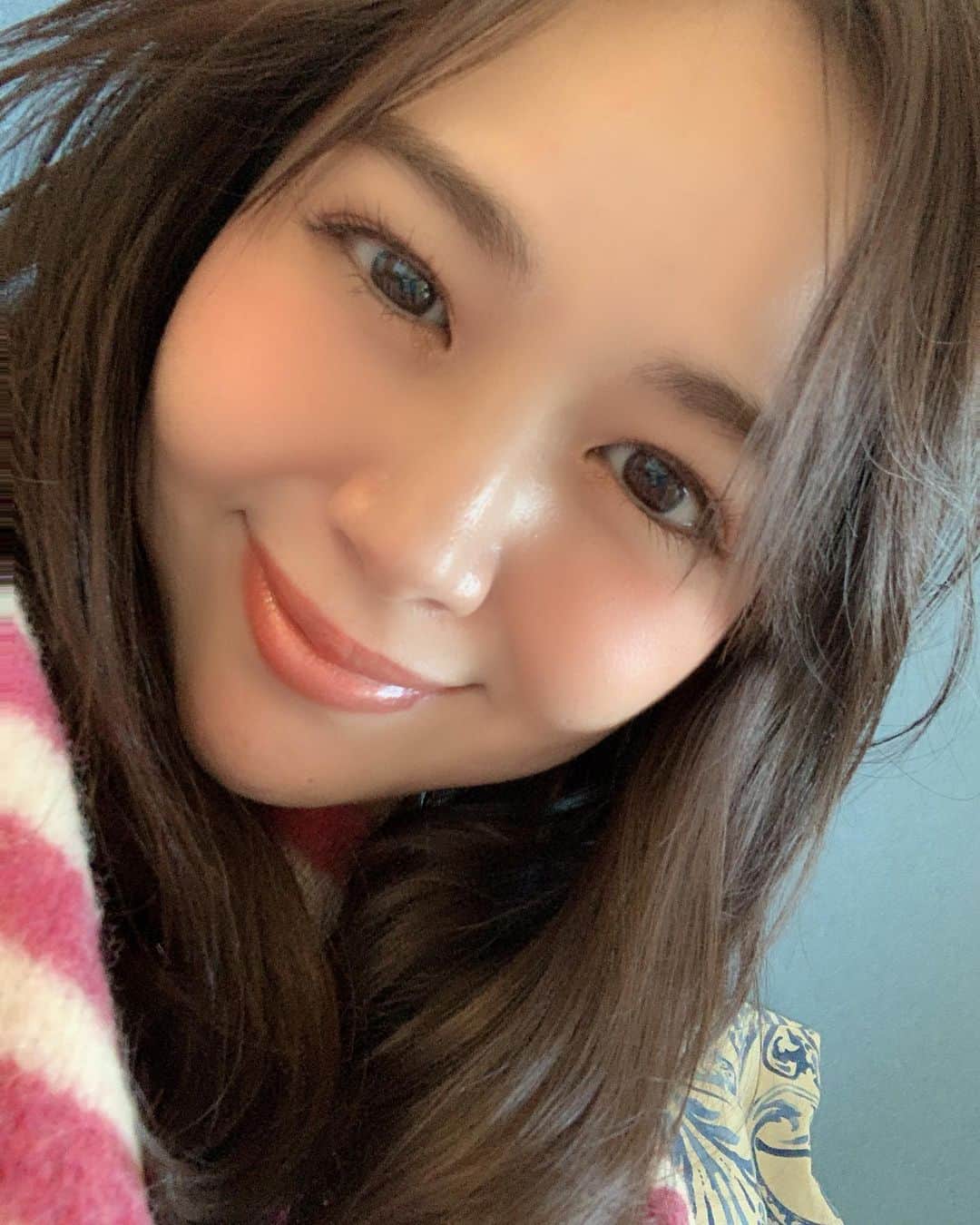 日下部ゆいこさんのインスタグラム写真 - (日下部ゆいこInstagram)「. . 毎度のアドベントカレンダーで 夫からのプレゼント。 . @chanelofficial  ルージュココフラッシュ132 . . リクエストしたのですが 色味は夫が選んでくれました。 . もうね、最高です‼︎ ラメが入っていて薄ら血色づくカラー。 写真で伝わるかな？？ . 内側からジュワッと 発光してるような色づき。 ウルウルツヤツヤ。 たまらんです♡ 探してたけど、 なかなか出会えなかったやつ。 . . ヘビロテ決定です♡ . . #私からのアドベント #笑い系のふざけた物ばかりでごめん #chanel#シャネル#口紅#リップ#rouge#lipstick#me#beaty#コスメ」12月22日 20時08分 - yuiko_kusakabe