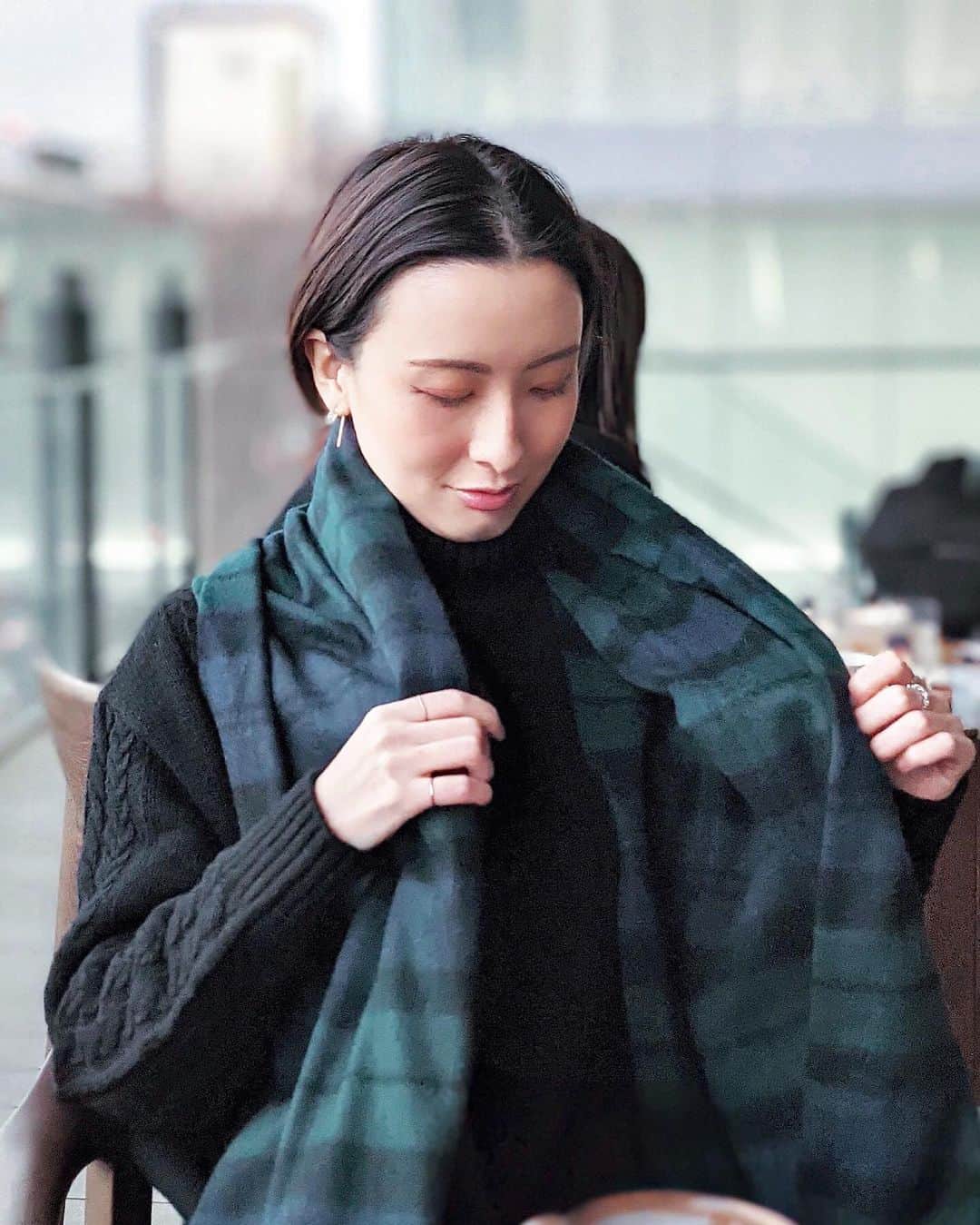 前田紀至子のインスタグラム：「アキラくんに作って貰ったピアスをピックアップ、すぐに着けたかったのでセンター分けのヘアアレンジにしてみました。  全体的にクリーンなムードにしたかったので、ストールもブラックウォッチのチェックで（これ、とても使えるので最近毎日のように巻いています。お買い物マラソン中の今、ROOMで紹介しているので良ければどうぞ）。  艶感ある軽やかなカシミヤ、さらっと巻くだけでテンションが上がるしコーディネートも良い感じにに。 その上テラスでも防寒出来て、肩も凝らないと良いこと尽くめ。 年々手放せないアイテムと化しているかも。  #楽天ROOMに載せてます#ROOMインフルエンサー#pr#カシミヤ#カシミヤストール」