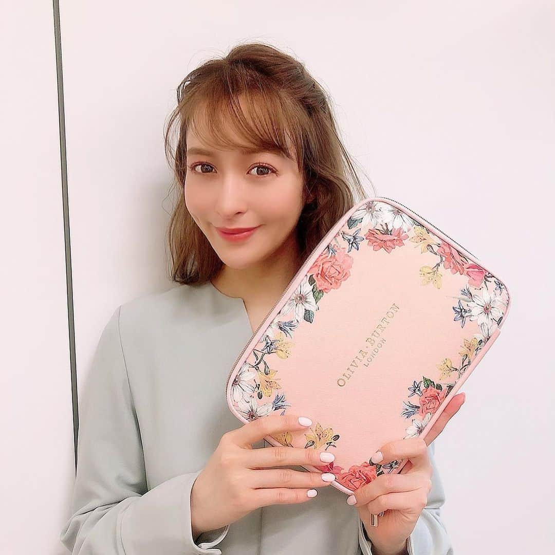 美人百花さんのインスタグラム写真 - (美人百花Instagram)「SNSでも話題沸騰💕の今月号の付録「OLIVIA BURTONのマルチガジェットケース」を今日紹介してくれるのは、百花レディの憧れフェイスの代表✨✨野崎萌香ちゃん💛  2枚目の写真で萌香ちゃんがケースを広げて見せてくれてますが、このガジェットケースはとにかく「ガバッと全面開き」&「大容量」😊✨✨デザインがレディで可愛いのもさることながら、実用性もばっちりなんです💐 タブレットを持ってない人でも、仕事用品一式をひとつに持ち歩くことができてとっても便利💕  ニューノーマルな暮らしのなかで、在宅ワークの日があったり出社の日があったり、、、こまごました荷物が多くなってるレディも多いのでは？🤔ぜひお役立ちアイテムとしてもご活用くださいね💕  #美人百花　#oliviaburton  #ガジェットケース　#付録　#野崎萌香 ちゃん」12月22日 20時20分 - bijinhyakka