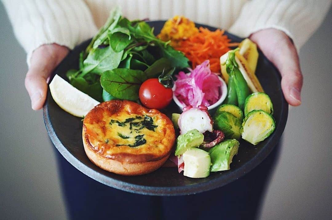 ANDERSEN アンデルセンさんのインスタグラム写真 - (ANDERSEN アンデルセンInstagram)「Today's Quiche plate lnuch﻿ ﻿ by @miki_rolleilife  ﻿ 今日はおうちで﻿ キッシュプレートランチ﻿ ﻿ メインは気になっていた﻿ ANDERSENのパンキッシュ﻿ @andersen_official_jp ﻿ ﻿ あとは冷蔵庫に常備してる野菜を﻿ プレートに盛り付けるだけ﻿ ﻿ お互い好きな器を選んで﻿ 好きなものを好きなだけ﻿ ほうれん草&サーモンのパンキッシュ﻿ 具がたっぷりですっごく美味◎﻿ ﻿ ANDERSEN 自由が丘店﻿ ひとりで暮らしていた頃から﻿ お世話になってます﻿ お目当てが決まってる時は﻿ 電話して取置きも快く対応してくれる﻿ 私の母も大好きで﻿ 思い出深いエピソードは﻿ またゆっくりね﻿ ﻿ みなさん、よい1日を！﻿ ﻿ #miki_life﻿ #miki_home﻿ #ANDERSEN﻿ #hygge ﻿ #Quiche #キッシュ ﻿ #パンキッシュ ﻿ #キッシュプレート ﻿ #Quicheplate ﻿ #キッシュプレートランチ ﻿ #ワンプレートランチ ﻿ ﻿ #denmark #🇩🇰﻿ #デンマーク #アンデルセン」12月22日 20時19分 - andersen_official_jp