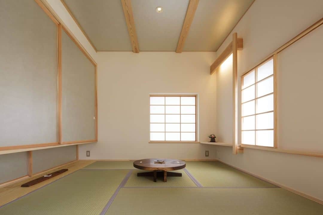 knowledgelifeさんのインスタグラム写真 - (knowledgelifeInstagram)「日本ならではの床の間や床柱をシンプルにデザインとして表現した和室。日本らしさとゆっくり流れる時間を感じられる畳の間、家づくりで是非取り入れていただきたい空間です。 _ ナレッジライフの家づくりパンフレットは @kl_request からどうぞ！ _ #和室 #畳 #しつらえ #日本の家 #吊り押し入れ #床の間デザイン #障子 #木の家 #自然素材 #国産木材 #和の暮らし #暮らしを楽しむ #ナレッジライフ」12月22日 20時12分 - knowledgelife_niigata