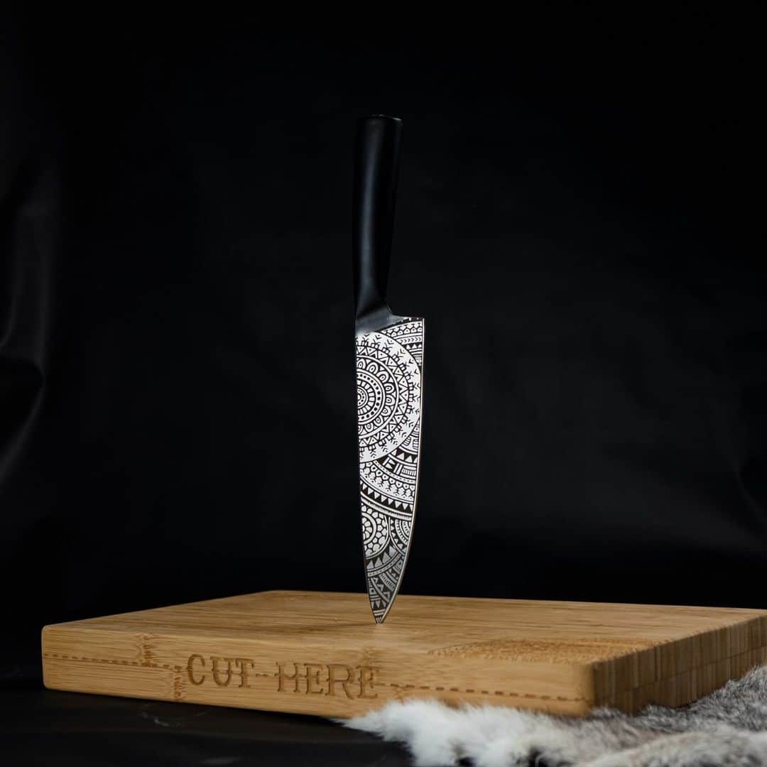 アムステルダム・タトゥー・ミュージアムのインスタグラム：「Chef’s Knife & Chopping Block #BySchiffmacher  High-end chef’s knife made from one piece of solid German steel and a heavy chopping block. Worldwide available on www.homeystoolsforlife.com/by-schiffmacher/ @homeys_tools_for_life」