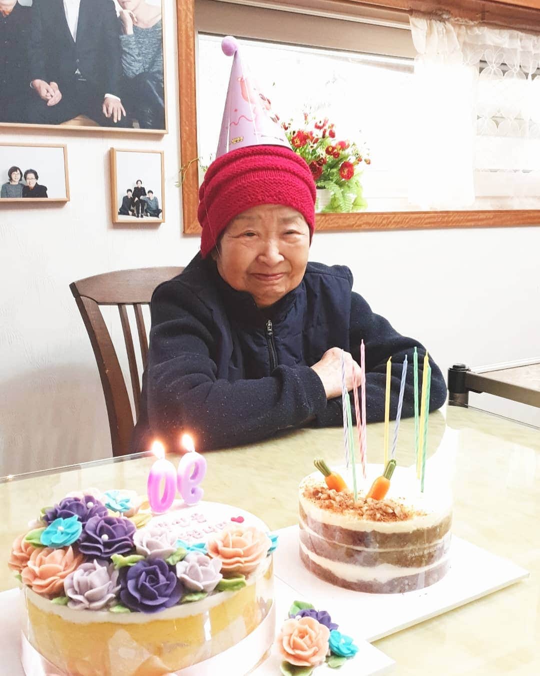 チョンギゴのインスタグラム：「3살때부터 나를 길러준 세상에서 가장 사랑하는 우리 할머니 89세 생일 축하해! 꼬깔모자 씌워주니까 너무 귀여워서 할머니 깨물뻔했지 뭐야 🧙🎉  Family is more important these days. Thank you all for blessings for our family.  Blessings to everyone around the world! 🙏🏼」