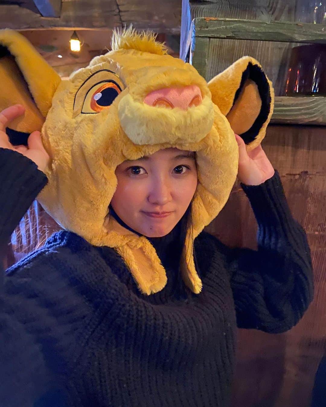前川歌音のインスタグラム：「お腹がすいたライオンさん  ※食事中なのでマスクを外しています。  #ディズニーランド #ライオンキング #シンバ」