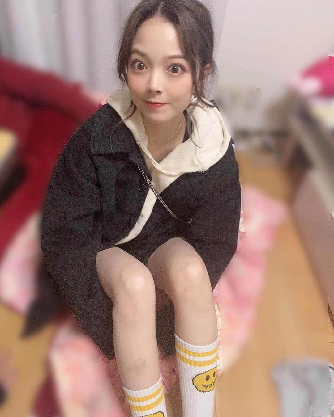仲本莉絵瑠のインスタグラム：「実家にある毛布って多分大体これだよね 見に覚えのないあざ出来すぎて(TT)」