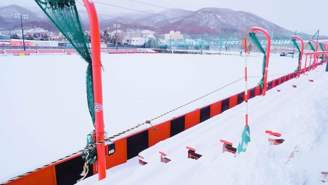 コンサドーレ札幌さんのインスタグラム写真 - (コンサドーレ札幌Instagram)「..........﻿ ﻿ 宮の沢白い恋人サッカー場が真っ白に⛄️﻿ 足跡ひとつもありませんでした。﻿ 皆さんのお家の周りはどれくらい積もりましたか？？﻿ ﻿ @shiroikoibitopark﻿ #Ｊリーグ #jleague #consadole #コンサドーレ #白い恋人パーク #札幌 #北海道 #雪景色 #カメラ散歩 #雪 #snow #サッカークラブ #宮の沢 #宮の沢白い恋人サッカー場」12月22日 20時35分 - hokkaido_consadole_sapporo