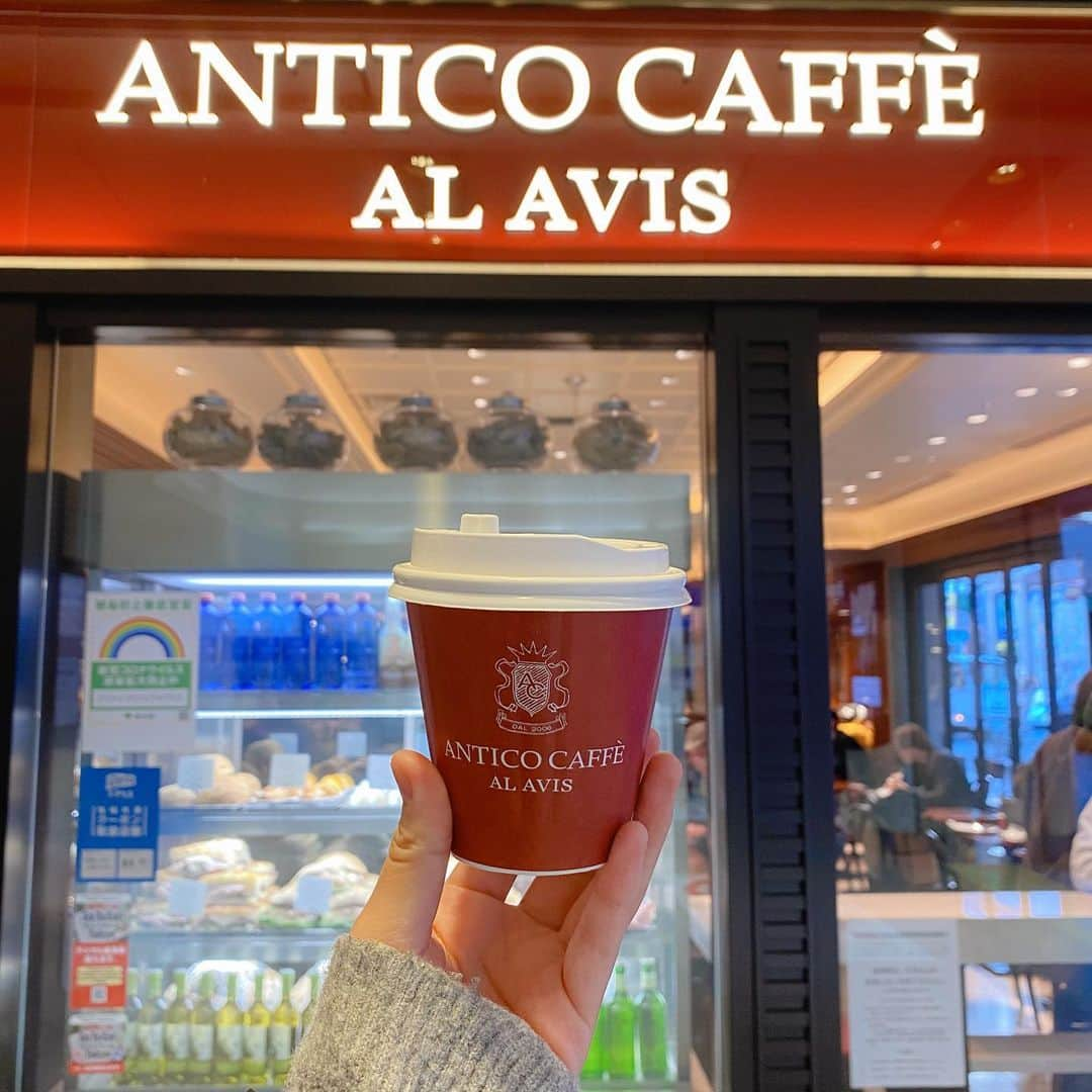 熱田久美さんのインスタグラム写真 - (熱田久美Instagram)「☕️ANTICO CAFFE  AL AVIS/ 恵比寿〔東京〕 ------------------- JR恵比寿駅の西口を出てすぐにあるカフェ。 よく通るのに、買ったことはなかったので この日はテイクアウトでカフェラテを𖠚ᐝ✨ 1日1杯コーヒー飲まないとシャキッとしなくて！！！ (みんなはどう？) 私のルーティーンは 〔朝一で飲む〕or〔夕方気分転換に飲む〕の二択です🚶🚶💭 ・ コンビニのコーヒーもカフェラテも美味しくてよく買うけど、毎週月曜日の朝一！とか気合い入れたいときは、 お店のちゃんとしたコーヒーを頼むのがすき。 自分にとって何をしたら気持ちの切り替えができるか、 これ結構大事にしてます🤔 ・ といいながらも 今日は寝坊したので(結果間に合ってるけど) 時間に余裕を持って過ごすこと、 これは私にとって永遠の課題🕊🕊🕊本当に朝弱いです、、、 ・ #ebisu #tokyo #cafe #café  #恵比寿カフェ #東京カフェ #かふぇ #かふぇめぐり #東京カフェ巡り #東京カフェ部」12月22日 20時38分 - kuumi1125