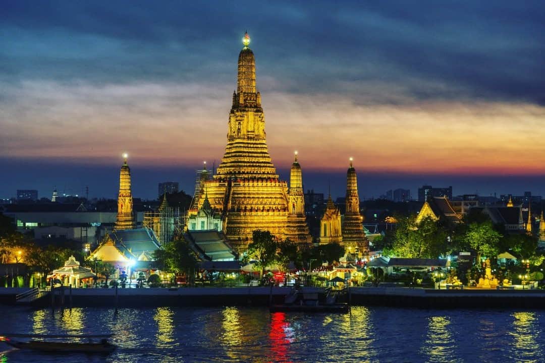 のインスタグラム：「Photo by @irablockphoto / A dramatic night sky serves as the backdrop for the Wat Arun temple, along the banks of the Chao Phraya River in Bangkok, Thailand. The temple underwent a massive restoration from 2013-2017, during which many original tiles in the spire were replaced. Though called Temple of the Dawn, Wat Arun looks magnificent at dusk when lit. When COVID-19 hit this year, the monks of the temple provided free meals and face masks to people affected by the lockdown. Follow @irablockphoto for more travel stories. #thailand #bangkok #wataruntemple #irablock」