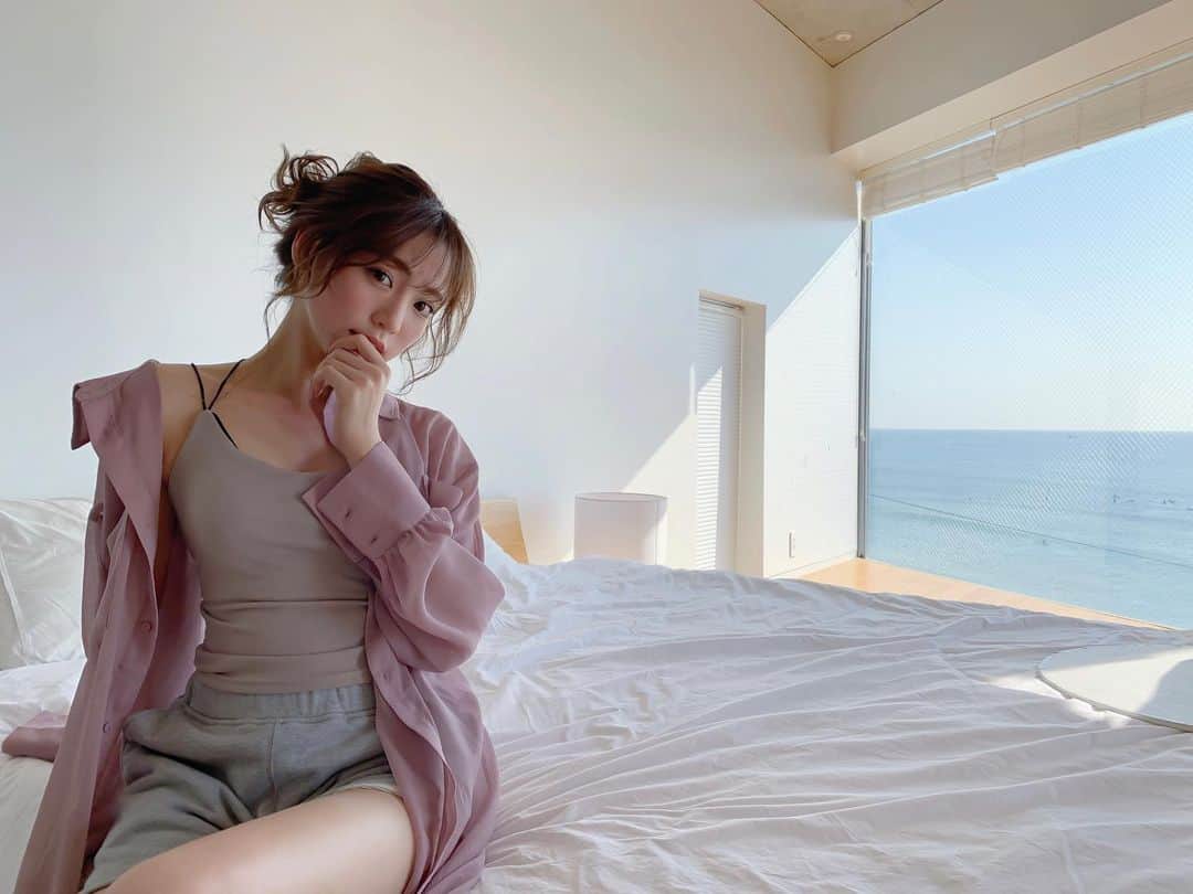 志田友美（ゆうみん）のインスタグラム：「→→→ Kleinerのイメージビデオに出演してます🌿🌿 お洒落なロケーションにGeGさんの音楽😌💓最高です！！ 割って飲むのもオススメだからやってみてね🧏🏼‍♀️ みんなはクライナー何味好き？ 私はココナッツ🥺🥥  #KleinerFeigling  #Kleiner」
