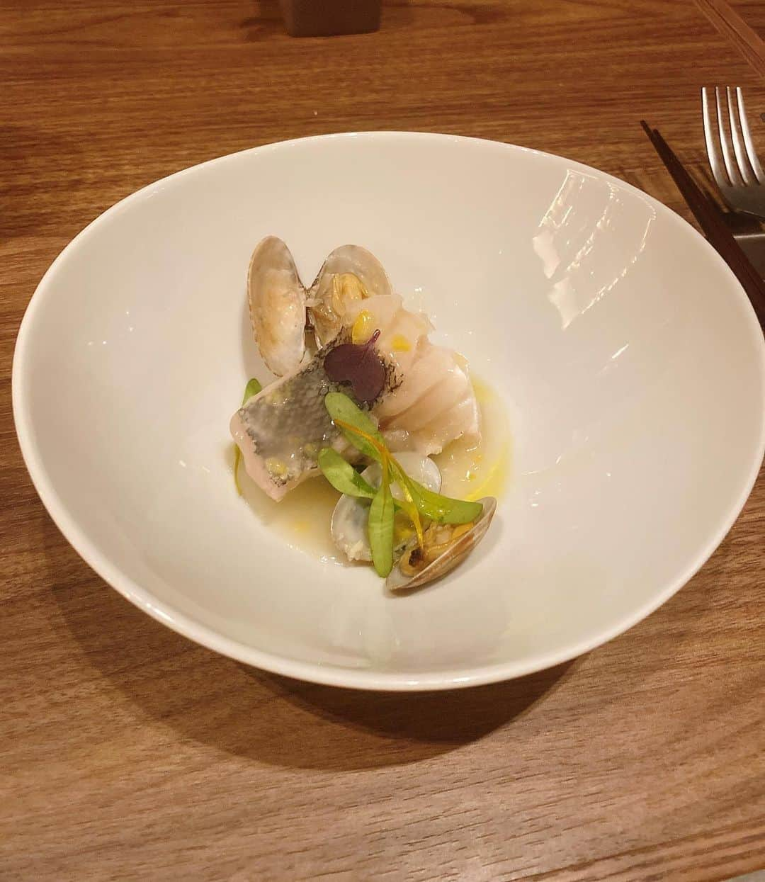 SEIKAさんのインスタグラム写真 - (SEIKAInstagram)「🍽  👩🏻ひらがなで「そ」って書いてある！👈  8枚目の鶏肉に関しては 👩🏻疾走感あるねー！ 🤵🏻言われれば確かに  #ザペントハウス #豊洲 #高層階レストラン #クリスマスディナー #夜景 #バースデープレート #東京グルメ #グルメ女子 #ホテルディナー #東京ホテル #ドレスアップ #ディナーコーデ #ホテル巡り #ステイケーション #大人の休日 #女子会 #ホテル女子会 #女子旅 #国内旅行 #東京観光 #旅行 #genic_mag #genic_japan #タビジョ #旅スタグラム #東京女子部 #土曜日の小旅行 #tokyohotel #dinner #nightview﻿」12月22日 20時41分 - seika____1224