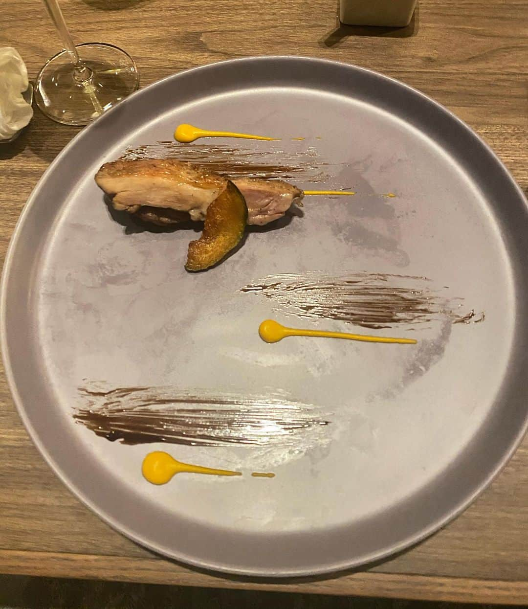 SEIKAさんのインスタグラム写真 - (SEIKAInstagram)「🍽  👩🏻ひらがなで「そ」って書いてある！👈  8枚目の鶏肉に関しては 👩🏻疾走感あるねー！ 🤵🏻言われれば確かに  #ザペントハウス #豊洲 #高層階レストラン #クリスマスディナー #夜景 #バースデープレート #東京グルメ #グルメ女子 #ホテルディナー #東京ホテル #ドレスアップ #ディナーコーデ #ホテル巡り #ステイケーション #大人の休日 #女子会 #ホテル女子会 #女子旅 #国内旅行 #東京観光 #旅行 #genic_mag #genic_japan #タビジョ #旅スタグラム #東京女子部 #土曜日の小旅行 #tokyohotel #dinner #nightview﻿」12月22日 20時41分 - seika____1224