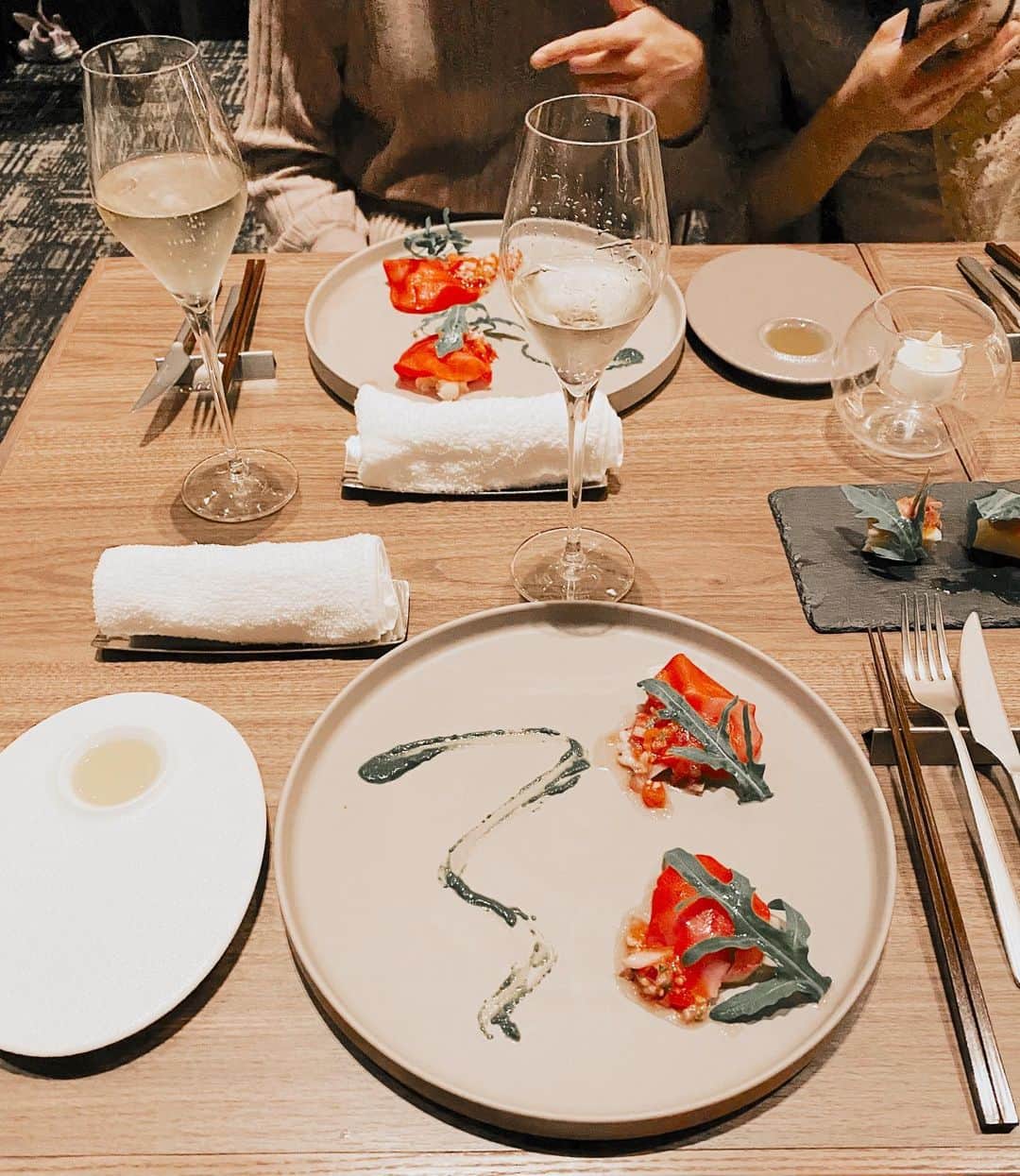 SEIKAのインスタグラム：「🍽  👩🏻ひらがなで「そ」って書いてある！👈  8枚目の鶏肉に関しては 👩🏻疾走感あるねー！ 🤵🏻言われれば確かに  #ザペントハウス #豊洲 #高層階レストラン #クリスマスディナー #夜景 #バースデープレート #東京グルメ #グルメ女子 #ホテルディナー #東京ホテル #ドレスアップ #ディナーコーデ #ホテル巡り #ステイケーション #大人の休日 #女子会 #ホテル女子会 #女子旅 #国内旅行 #東京観光 #旅行 #genic_mag #genic_japan #タビジョ #旅スタグラム #東京女子部 #土曜日の小旅行 #tokyohotel #dinner #nightview﻿」