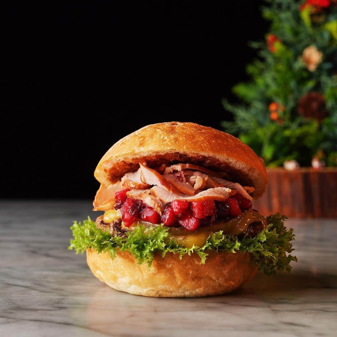 Andaz Tokyo アンダーズ 東京さんのインスタグラム写真 - (Andaz Tokyo アンダーズ 東京Instagram)「For more festive eats, head to BeBu for a taste of the holidays wrapped up in one Festive Turkey Burger 🍔 Pair with our decadent truffle fries and a refreshing craft beer for a quick and indulgent holiday meal 😋 ✨ クリスマスを象徴する食材をふんだんに盛り込んだ、BeBu フェスティブ ターキーバーガーをぜひご堪能ください。   #turkeyburger #turkey  #グルメバーガ#ターキー　#andazbebu #andazholidays」12月22日 20時42分 - andaztokyo