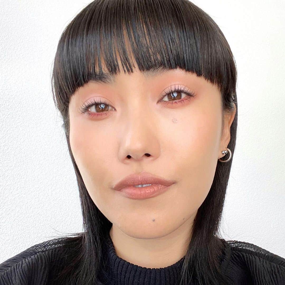 M∙A∙C Cosmetics Japanさんのインスタグラム写真 - (M∙A∙C Cosmetics JapanInstagram)「本日の『パウダー キス アイシャドウ新色を使った春のワントーンメイク』の#MACインスタライブ で使用した製品はこちらです👇 With RYOKO SHIONO @mac_ryoko MASAMI YAMADA @masam1101 ㅤ ご視聴いただいた皆さま、有難うございました✨ まだの方はIGTVからぜひご覧くださいませ。 #MACパウダーキス #MACPowderKiss ㅤ 【RYOKO SHIONO使用製品】（画像1、2枚目） ＊EYES ☑︎パウダー キス アイシャドウ / ・マイ トゥイーディ→240ブラシ ・フェルト キュート→239ブラシ （ハイライトとしても使用→240ブラシ） ・ア リトル テームド→219ブラシ ☑︎M∙A∙C プレップ プライム 24 アワー エクステンド アイ ベース ＊LIPS ☑︎パウダー キス リップスティック / テディ 2.0 ☑︎M･A･C プレップ プライム リップ ＊FACE ☑︎フィックス+ ラディアンス ㅤ 【MASAMI YAMADA使用製品】（画像3、4枚目） ＊EYES ☑︎M∙A∙C プレップ プライム 24 アワー エクステンド アイ ベース→286ブラシ ☑︎パウダー キス アイシャドウ / ・ディーズ バッグス アー デザイナー→217ブラシ （チークとしても使用→139ブラシ） ・パー スウェード ミー→239ブラシ ＊LIPS ・パウダー キス リキッド リップカラー / インパルシブ ・M･A･C プレップ プライム リップ ＊FACE ・M･A･C プレップ プライム フィックス+」12月22日 20時55分 - maccosmeticsjapan