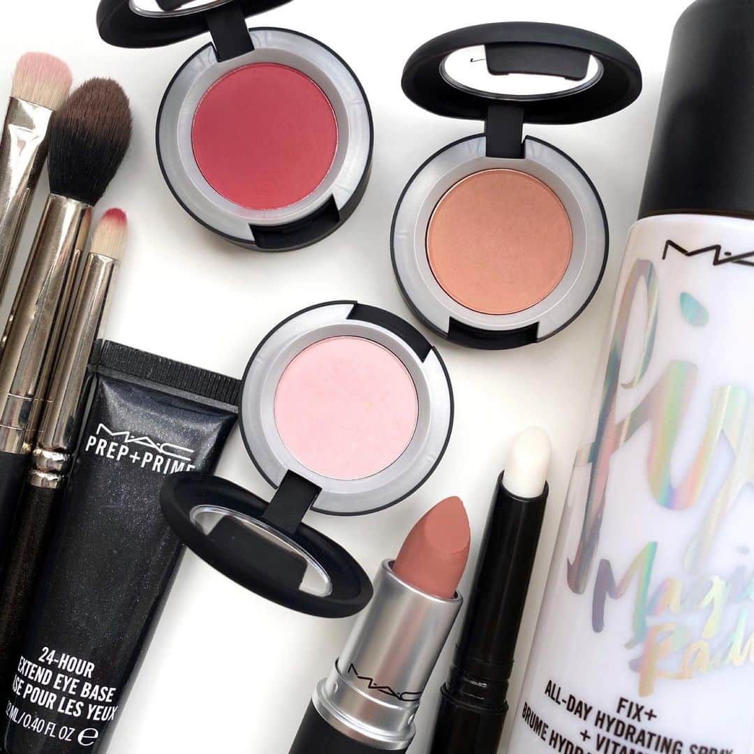 M∙A∙C Cosmetics Japanのインスタグラム：「本日の『パウダー キス アイシャドウ新色を使った春のワントーンメイク』の#MACインスタライブ で使用した製品はこちらです👇 With RYOKO SHIONO @mac_ryoko MASAMI YAMADA @masam1101 ㅤ ご視聴いただいた皆さま、有難うございました✨ まだの方はIGTVからぜひご覧くださいませ。 #MACパウダーキス #MACPowderKiss ㅤ 【RYOKO SHIONO使用製品】（画像1、2枚目） ＊EYES ☑︎パウダー キス アイシャドウ / ・マイ トゥイーディ→240ブラシ ・フェルト キュート→239ブラシ （ハイライトとしても使用→240ブラシ） ・ア リトル テームド→219ブラシ ☑︎M∙A∙C プレップ プライム 24 アワー エクステンド アイ ベース ＊LIPS ☑︎パウダー キス リップスティック / テディ 2.0 ☑︎M･A･C プレップ プライム リップ ＊FACE ☑︎フィックス+ ラディアンス ㅤ 【MASAMI YAMADA使用製品】（画像3、4枚目） ＊EYES ☑︎M∙A∙C プレップ プライム 24 アワー エクステンド アイ ベース→286ブラシ ☑︎パウダー キス アイシャドウ / ・ディーズ バッグス アー デザイナー→217ブラシ （チークとしても使用→139ブラシ） ・パー スウェード ミー→239ブラシ ＊LIPS ・パウダー キス リキッド リップカラー / インパルシブ ・M･A･C プレップ プライム リップ ＊FACE ・M･A･C プレップ プライム フィックス+」