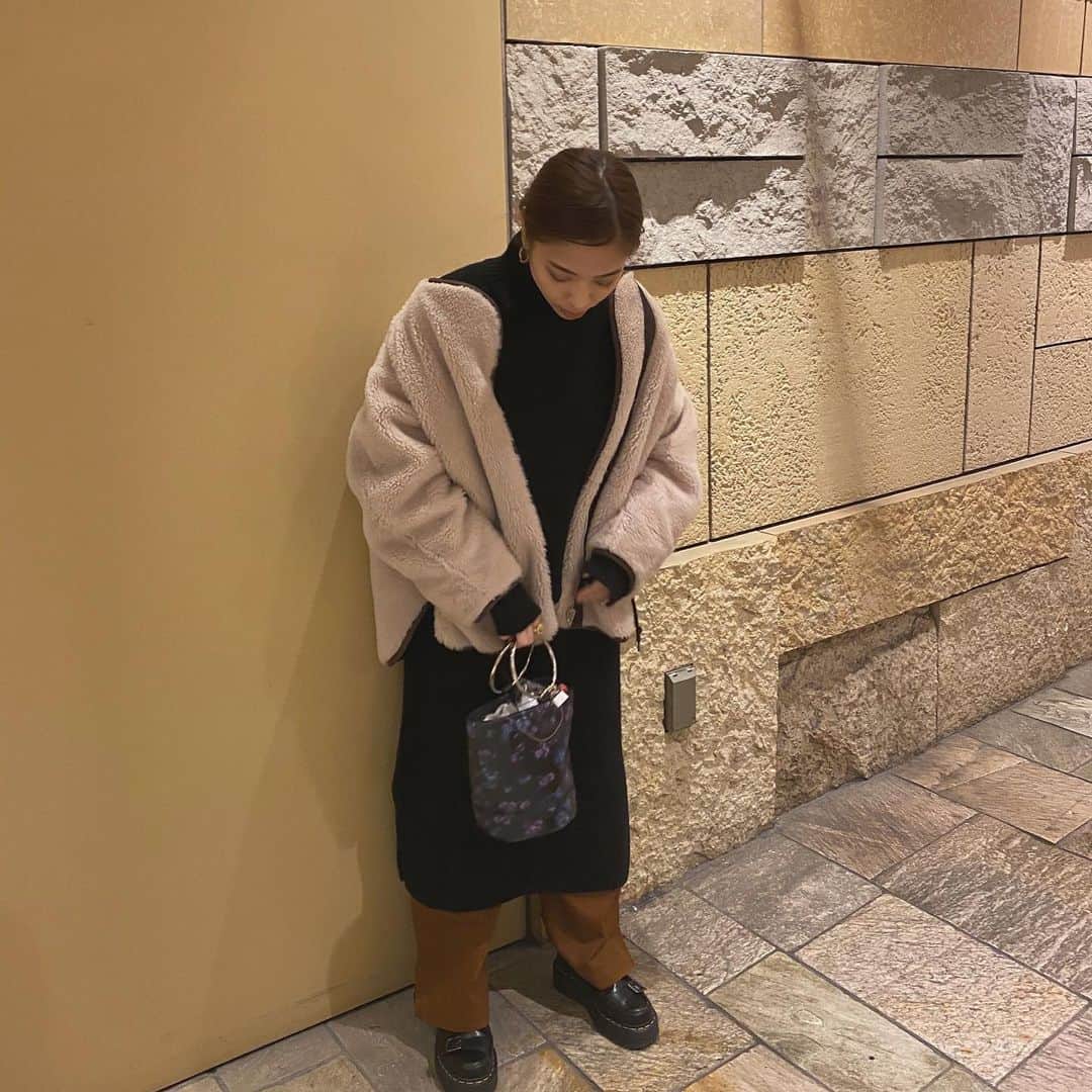 高橋有紀のインスタグラム：「毎日寒いですね。。　#jemma_yuki のニットワンピが最高な寒さになりました🌨 マフラーいらずの温かさで毎日三色をローテーションしています！ 当初はベージュが1番お気に入りで、最近はブラックにはまっています。 仕事にも着て行けて、そのままお出かけもできる、、、！ おめかしの日はボトムスは無しでブーツと合わせてます 買ってくれた皆様が温かく可愛く着てくれていますように✨」