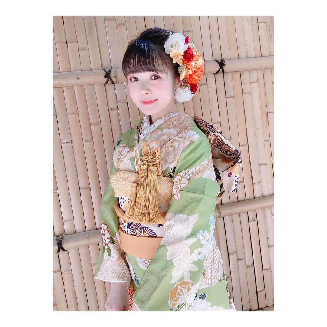 高橋麻里のインスタグラム：「. 花嫁です☺️ . 今回の引き振袖はピスタチオ色。 黄色の帯や、髪のお花も ほんときれいですよね☺️💓 . . ふんわりとかわいい印象で とてもお気に入りです！ 優しい気持ちになりました♡ . 似合ってるかなー？ . . . 本日12/22(火)発売 「旅行読売mook 神社婚＆和婚」 ぜひ書店にてゲットしてくださいね😊 . . #旅行読売 さん #神社婚 #和婚 #引き振袖 #花嫁さん #東京大神宮 #マツヤサロン さん」