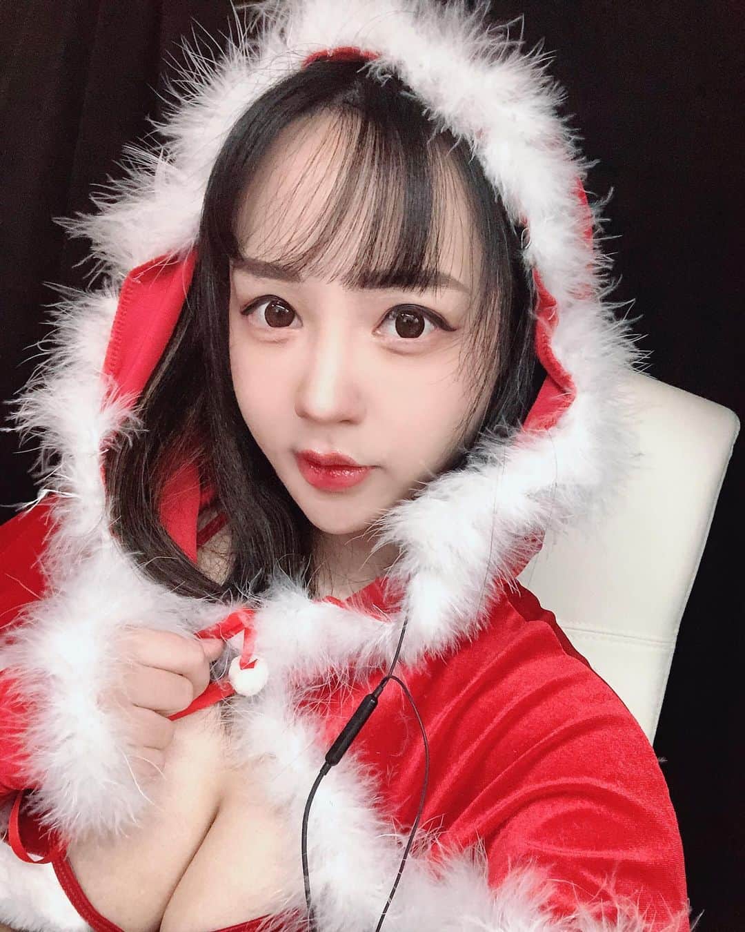 千尋のインスタグラム：「聖誕造型❤️ 等一下20:00FB直播記得來看哇🧡  . . 沒來你試試看🔨 鐵鎚伺候」