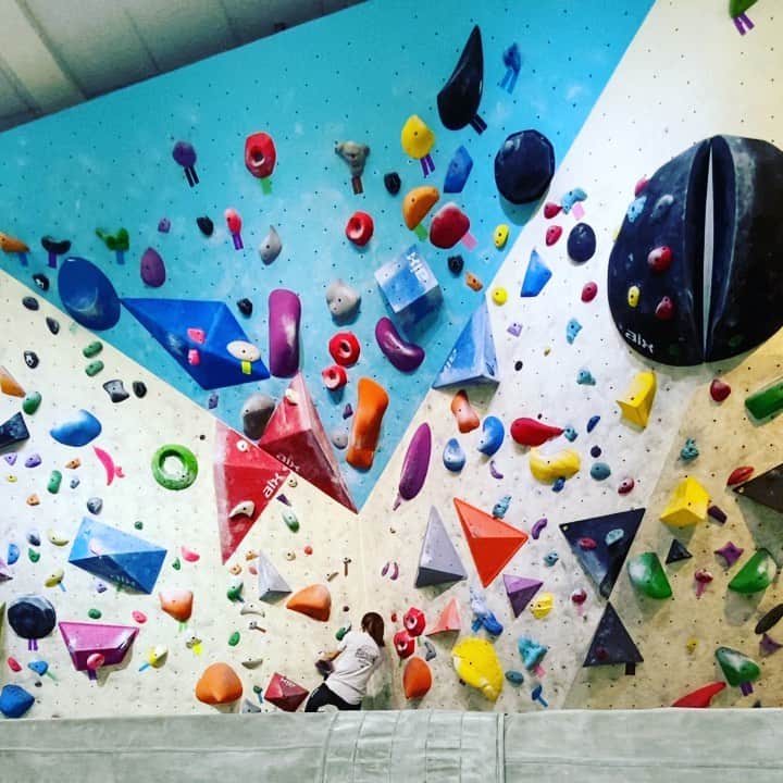 ホン・イン・リーのインスタグラム：「控制慢慢的爬~ #抱石 #攀岩 #bouldering」