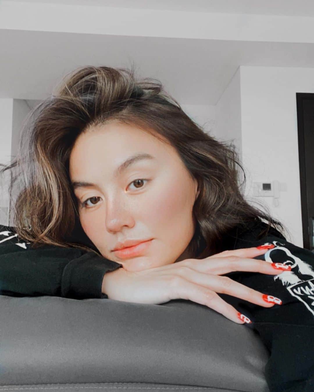 アグネス・モニカのインスタグラム：「Red nails for Christmaaaaaas!! 🤍🤍🤍 . . #AGNEZMO」
