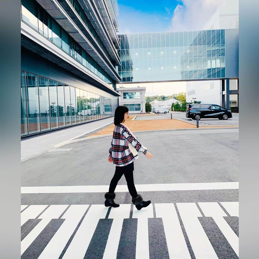 花田優里音さんのインスタグラム写真 - (花田優里音Instagram)「鍵盤柄の横断歩道🎹👣 少し前、浜松に行った時に せっかく音楽の街🎶浜松ということで訪れた 『YAMAHAイノベーションロード』 色んな楽器が展示してあって 歴史あるものや最新のハイテクなものや すごい名器があったり… 触れたり演奏したりできるすんごい施設です。 初めての楽器を手に取ってみたり😉 めちゃくちゃ楽しみました😄 (ドラムがすんごいヘタで自分にびっくりしたよ) 4枚目の動画は、 弾いたところから光の虹が出る 近未来みたいな鍵盤で、古典のバッハ🎹 . #横断歩道 と言えば  #ビートルズ #レコードジャケットのまね  #1つ1つの楽器の横に1つ1つ消毒液があって  #感染対策バッチリで演奏できたよ  #私はギター弾けるでしょーか  #持ち方はあってるのでしょーか？ #楽器 #浜松 #YAMAHA  #INNOVATIONROAD #イノベーションロード  #インスタピアノ #instapiano  #インスタピアノ同好会 #ipdjp  #インスタピアノ同好会会員番号351番  #ピアノ #青空キーボード #バッハ #bach  #わぁーと飛びついて  #中腰で太ももプルプルしながら弾いてる  #指ピカピカする #カラフルフィンガー  #すごいピアノがたくさんあったから #また載せます  #気をつけて暖かくして  #元気に過ごしてね」12月22日 20時50分 - yurine_hanada