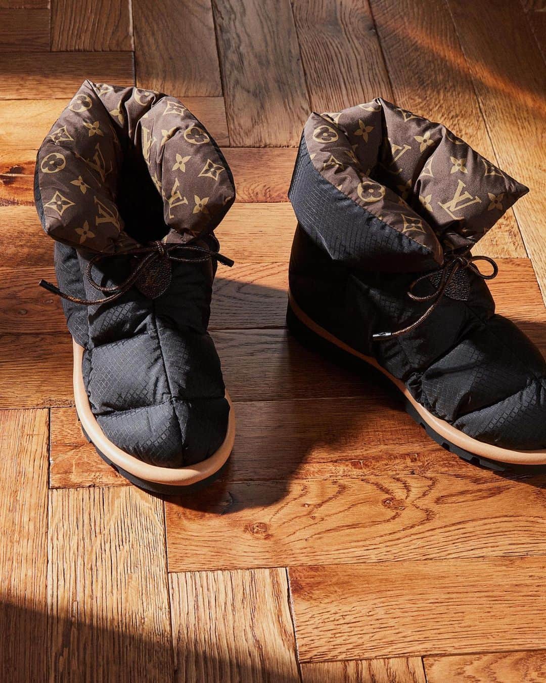Harrodsのインスタグラム：「Time to put your feet up? @LouisVuitton's Pillow Comfort boots will have you feeling like you're walking on air.   #Harrods #HarrodsFashion #LouisVuitton  Our stores are closed – except for the Food Halls and Pharmacy – but you can still shop remotely through our Personal Shopping service, and online at harrods.com.」