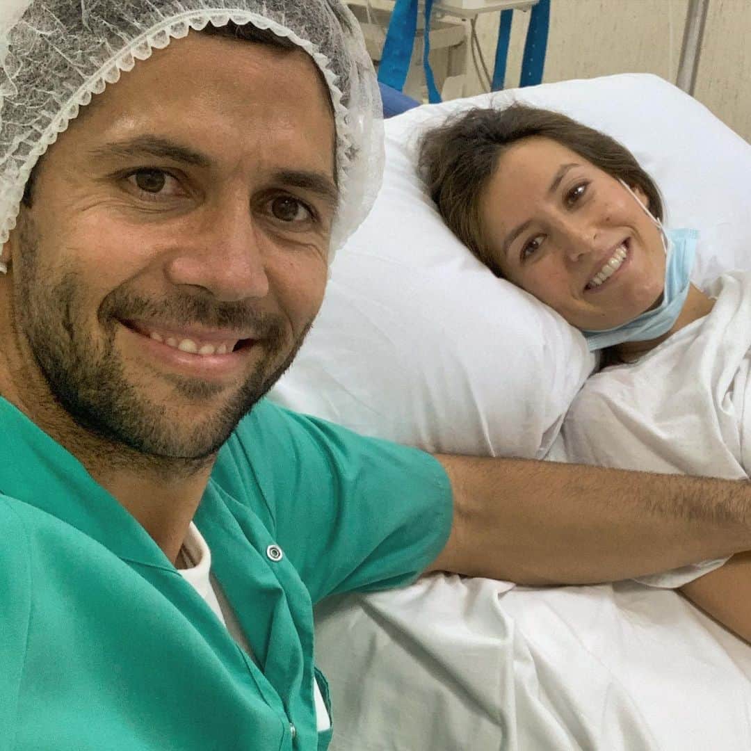 フェルナンド・ベルダスコのインスタグラム：「Mateo ya está con nosotros !! 🥰😍 Ha ido todo genial y tanto la mamá @anaboyer como él están perfectamente ! Soy un papá súperrrrrr feliz y orgulloso de tener una mujer y dos hijos tan maravillosos!! ☺️👨‍👩‍👦‍👦 Muchas gracias a todo el equipo de @magycmadrid , así da gusto !! Y muchas gracias a todos vosotros por vuestros mensajes de cariño  ❤️21.12.20❤️」