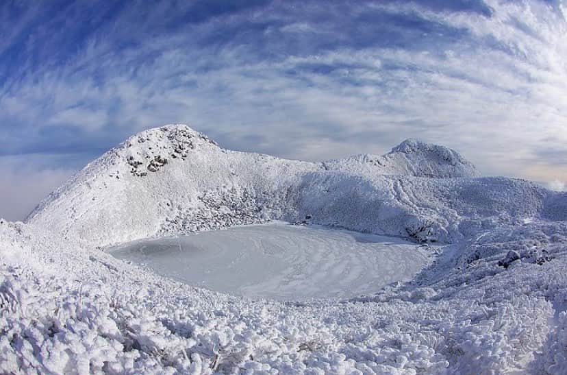 登山*トレッキング*アウトドア『.HYAKKEI』さんのインスタグラム写真 - (登山*トレッキング*アウトドア『.HYAKKEI』Instagram)「雪が積もるとガラリと景色が変わりますね！﻿ 一面真っ白で素敵です❄️﻿ ﻿ ﻿ photo by @shotaro.sumi  ﻿ ﻿ ﻿ ﻿ あなたの山の思い出picを#hyakkeime で投稿してください！みんなで素敵なお山ギャラリーをつくりましょー！﻿ ﻿ ﻿ ﻿ #登山好きな人と繋がりたい #登山 #山登り #山歩き #山が好き #landscape #絶景 #日本の絶景 #as_archive #vsco #reco_ig #光と影 #雪山 #くじゅう #御池」12月22日 20時52分 - hyakkei_me