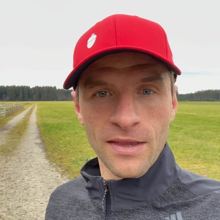 トーマス・ミュラーのインスタグラム：「Let’s move your body 🏋🏻‍♀️🚴🏼‍♂️ a little motivation during the Christmas days 💪🏻 #runningmotivation #workoutmotivation  #fitnessforkids # @felix_neureuther #esmuellertyoutubechannel #」