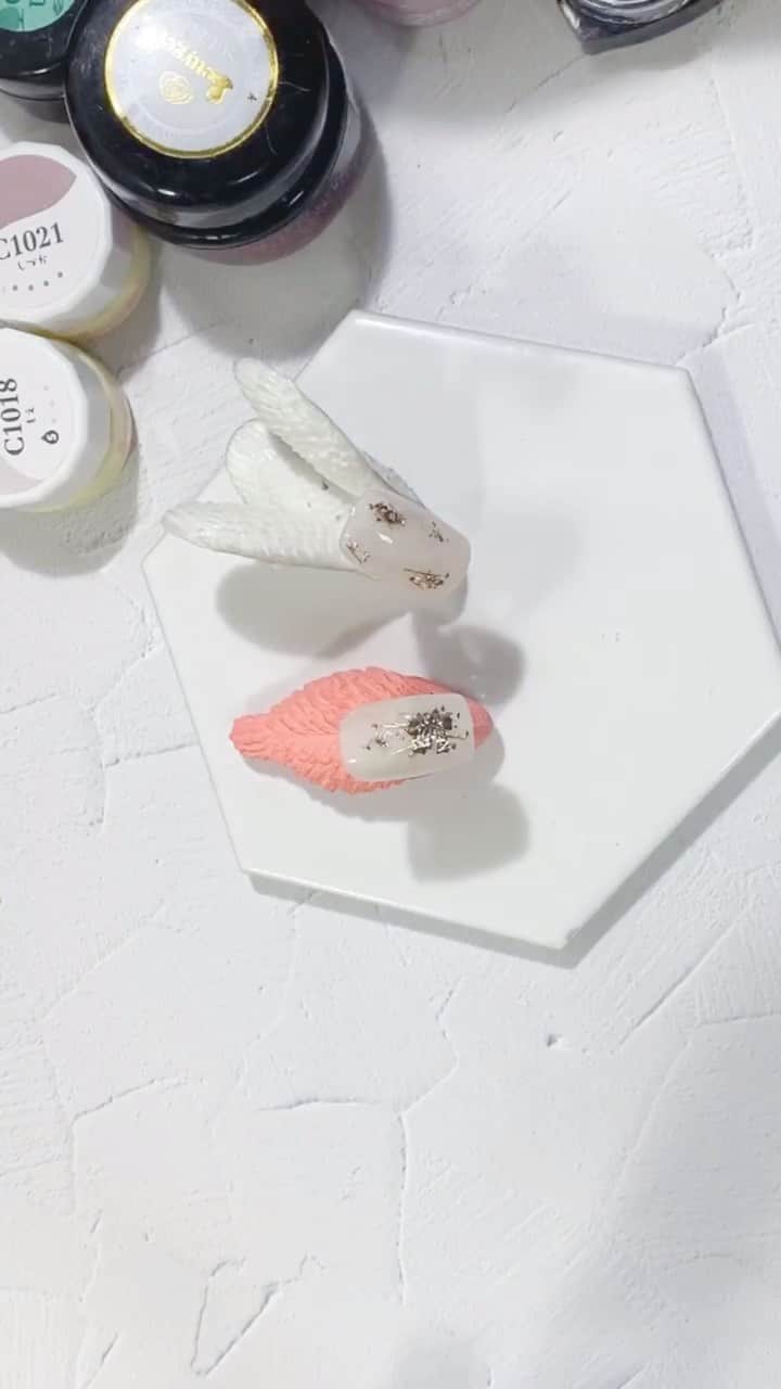 なかやまちえこのインスタグラム：「箔を使ったサロンワークに使えるニュアンスネイル！⠀ ⠀ PREGEL・Betty gel・きまぐれキャット・PREANFA・PREXY商品は、ネイリストの方は↓ ⠀ プリモール @nail_premall ⠀ http://gelnailshop.com/ ⠀ ⠀ キャンディポケット @candypocket_official ⠀ http://www.beautysupport.jp/sm/script_main/shoptop.php ⠀ ⠀ セルフの方は↓ ⠀ ジョイアート @joyartofficial ⠀ http://joyart.biz/ ⠀ ⠀ にて購入頂けます☺️⠀⠀ ⠀ @pregelofficial @kimagure_cat_whim @bettygel_official @prexyofficial  #nail #nails #nailart #ネイル #美甲 #ネイルアート  #japanesenailart #manucure #japanesenails #manicurist #gelnails #أظافر #네일아트 #미용 #vẽmóng #ngườiđẹp  #เพ้นท์เล็บ #искусствоногтя #artedeuñas #เพ้นท์เล็บเจล #ジェルネイルデザイン #ネイルデザイン #senikuku #nagelkunst #ニュアンスネイル」