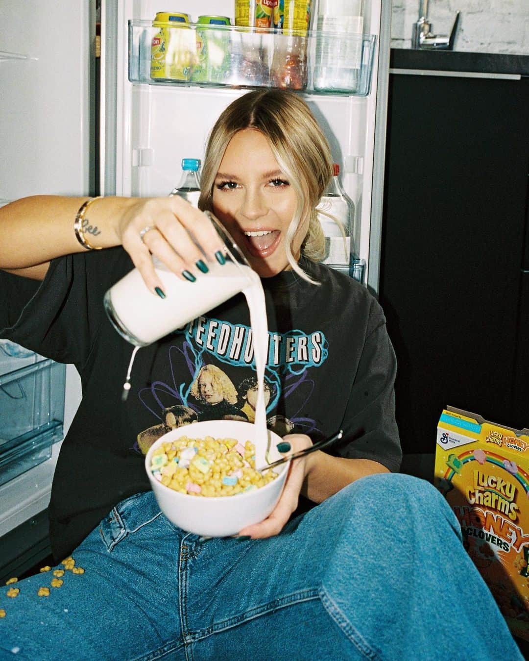 Dagi Beeのインスタグラム：「𝐉𝐈𝐍𝐆𝐋𝐄 𝐁𝐄𝐄 🎅🏼✨ - 𝐓𝐀𝐆 𝟐𝟐  a n z e i g e  Foodp*rn vorprogrammiert 🤤 Heute verlose ich zusammen mit @cafebuur eine Frühstücks-Rundreise nach Düsseldorf, Köln und Frankfurt für insgesamt 3 Nächte 😍   𝗜𝗵𝗿 𝘄𝗼𝗹𝗹𝘁 𝗱𝗶𝗲 𝗥𝘂𝗻𝗱𝗿𝗲𝗶𝘀𝗲 𝗴𝗲𝘄𝗶𝗻𝗻𝗲𝗻? 𝗗𝗮𝘀 𝗺ü𝘀𝘀𝘁 𝗶𝗵𝗿 𝘁𝘂𝗻:   1️⃣ Folge MIR & @cafebuur 2️⃣ LIKE dieses Bild 3️⃣ Kommentiere einen Emoji (DU kannst auch mehrfach kommentieren, JEDER nimmt teil) 💪🏻   Der Gewinner wird morgen unter meinem Post von 𝐓𝐀𝐆 𝟐𝟑 bekannt gegeben - ihr habt 24 Stunden Zeit, ALSO BEEILT EUCH 😍 Ganz viel Glück! 🖤  Teilnahmebedingungen: www.keinhype.de/teilnahmebedingungen-dagi  ————————————————————————————————— Im gestrigen 𝐉𝐈𝐍𝐆𝐋𝐄 𝐁𝐄𝐄 - 𝐓𝐀𝐆 𝟐𝟏 🎅🏼✨ Türchen, konntet Ihr ein RIESEN @Guerlain Paket im Wert von 800 EURO gewinne 😍  𝗛𝗜𝗘𝗥 𝗱𝗲𝗿 𝗚𝗲𝘄𝗶𝗻𝗻𝗲𝗿 : @mrvkkya  HERZLICHEN GLÜCKWUNSCH 🖤」