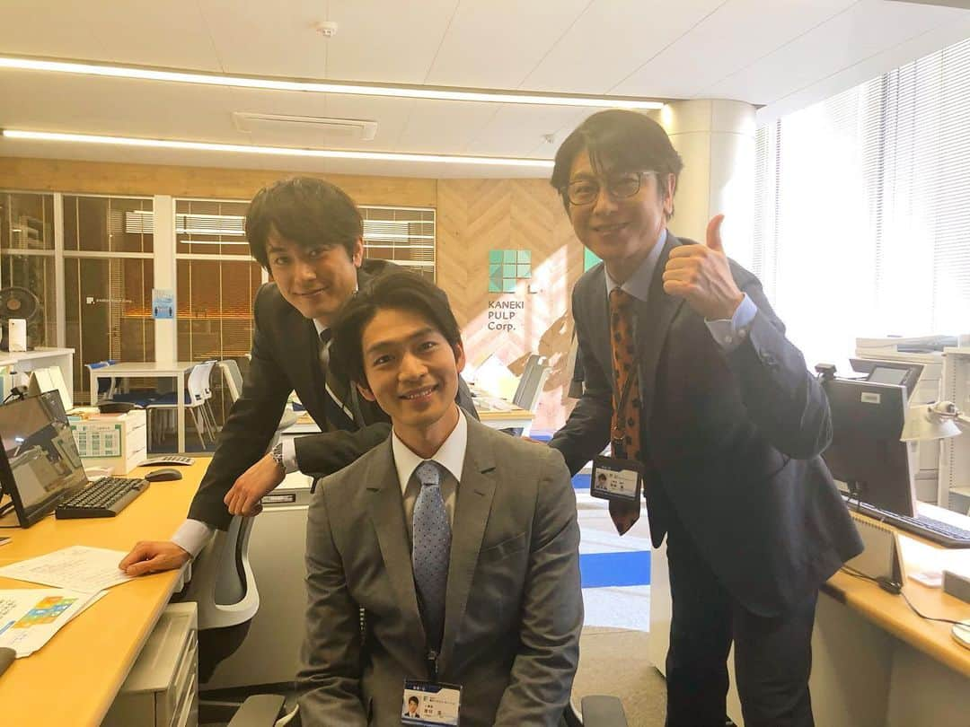 松下洸平さんのインスタグラム写真 - (松下洸平Instagram)「この3人でダラダラ喋るだけのスピンオフドラマもいつかやりたい。🙈🙊🙉  リモラブ最終回は、明日22時から。 明日はOha!4から始まって→ヒルナンデスまでお邪魔します。  #リモラブ #普通の恋は邪道 @shotaro_mamiya」12月22日 21時03分 - kouheimatsushita_official