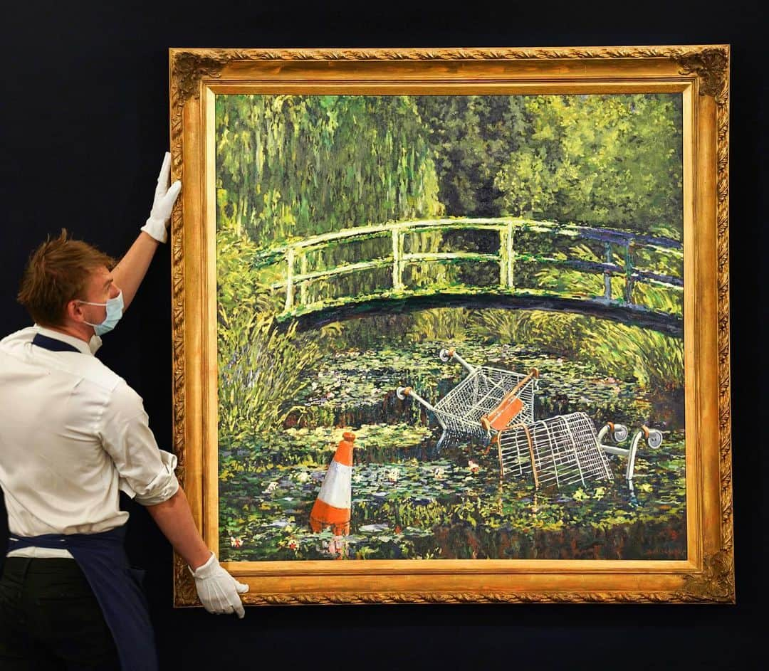 サザビーズさんのインスタグラム写真 - (サザビーズInstagram)「#Sothebys2020Wrapped: 🎁 Who could forget...Banksy's mischievous masterpiece-with-a-twist caused a stir in our London galleries this October, before selling for £7.6 million at auction. The work satirizes Monet's famous waterlilies, offering a powerful comment on modern-day consumerism and excess.  #SHOWMETHEMONET #Bestof2020 #SothebysContemporary #Banksy」12月22日 20時56分 - sothebys