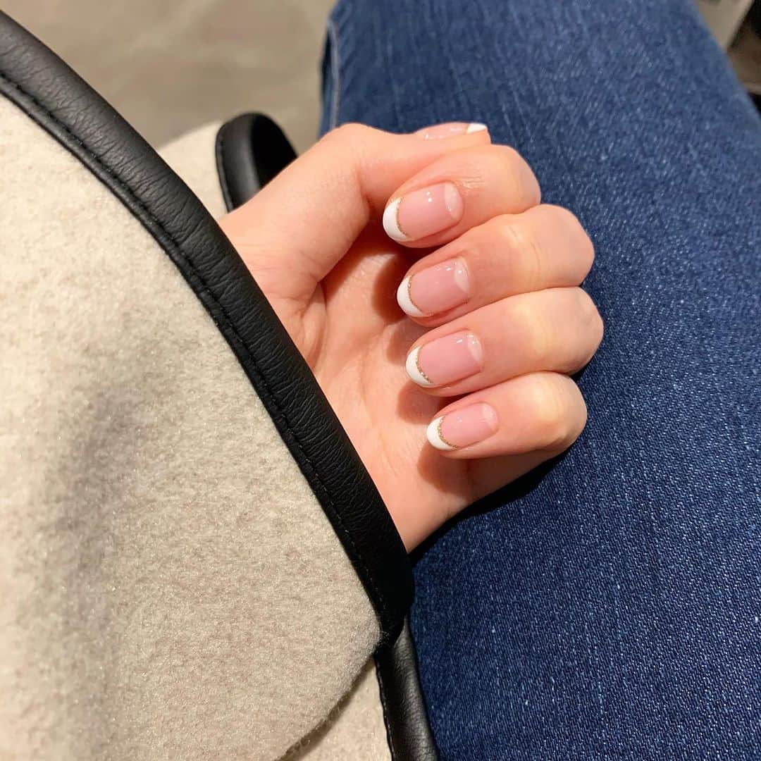小林玲美さんのインスタグラム写真 - (小林玲美Instagram)「. フレンチネイル初めてした〜！ ゴールドのラメのラインが入ってます◎ 最近ネイルはシンプルイズベストな気がしてきた、、かわいい🥲♡」12月22日 20時58分 - _r_1124