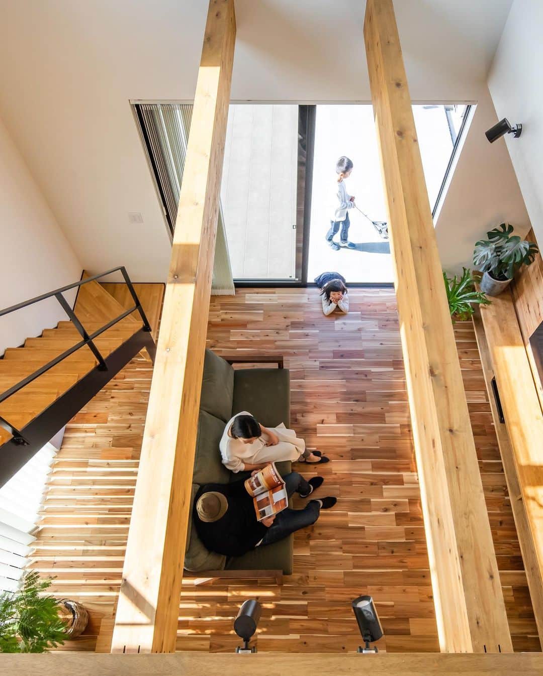 ルポハウス一級建築士事務所さんのインスタグラム写真 - (ルポハウス一級建築士事務所Instagram)「・ ・ ・ 大きな窓からの明るさに、心もゆるむ吹き抜けリビング。 ・ 木の温かみや武骨なたくましさを感じさせるスペースは、共用の庭に大きく開かれています。 ・ ・ ・ 𓐌𓐌𓐌𓐌𓐌𓐌𓐌𓐌𓐌𓐌𓐌𓐌𓐌𓐌𓐌𓐌𓐌𓐌  ルポハウスの施工事例はこちらまで☞ @reposhouse  𓐌𓐌𓐌𓐌𓐌𓐌𓐌𓐌𓐌𓐌𓐌𓐌𓐌𓐌𓐌𓐌𓐌𓐌 #ルポハウス は#ちょっとかっこいい家 を"友人のために" という思いでつくっています。 一生に一度の#マイホーム。 「あなたにしかできない」×「ルポハウスだからできる」で、 私たちだけの#家づくり を思いっきり楽しんでみませんか？！ ・ ・ ・ #住宅 #注文住宅 #新築一戸建て #デザイナーズ住宅  #一級建築士事務所 #設計事務所  #滋賀県大津市 #滋賀県草津市 #滋賀県栗東市  #滋賀県近江八幡市 #設計士とつくる家 #リビングインテリア #吹き抜けリビング #吹抜けリビング #無垢床 #ネイトビーツ #化粧梁 #instahome #instahouse #myhomeidea」12月22日 20時59分 - reposhouse