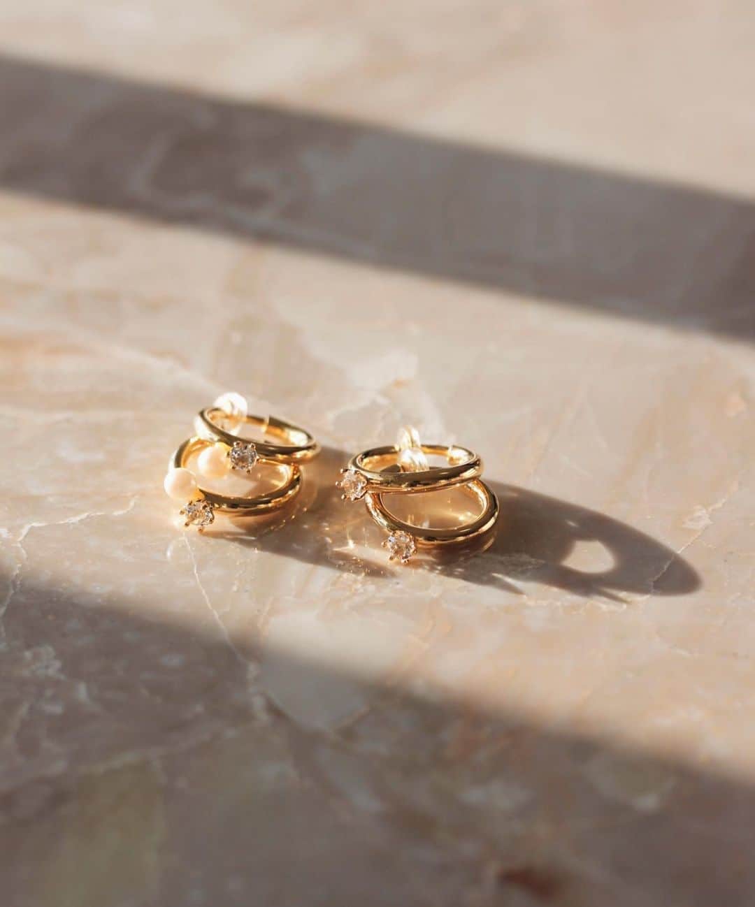 のインスタグラム：「『こころの寄り添い』『大切な気持ち』という名前のフープです ☻︎  #earrings  #earring  #earcuff  #earcuffs  #pearlearrings  #pearlearring #hoop  #hoopearrings  #フープピアス  #フープイヤリング  #イヤリング #イヤカフ #イヤーカフ  #ノンホールピアス  #ピアスに見えるイヤリング  #アクセサリー好き  #アクセサリー好きさんと繋がりたい  #アクセサリー好きな人と繋がりたい  #パールイヤリング #パールイヤーカフ」