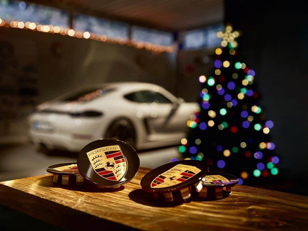 Porsche Japanさんのインスタグラム写真 - (Porsche JapanInstagram)「Porsche Special Christmas 2020  ポルシェから、1年間の感謝を込めて。 特別なクリスマスプレゼントが当たるキャンペーンを12月25日(金)まで開催中。  期間中、全国のポルシェ正規販売店にて、ご来場いただいた方の中から抽選で4,000名様にポルシェオリジナルオーナメントを差し上げます。 ご家庭のクリスマスツリーをポルシェのアイテムで華やかに彩りください。  詳細はポルシェジャパン公式サイトをチェック。  #ポルシェ #Porsche #クリスマス #Christmas #キャンペーン」12月22日 20時59分 - porsche_japan