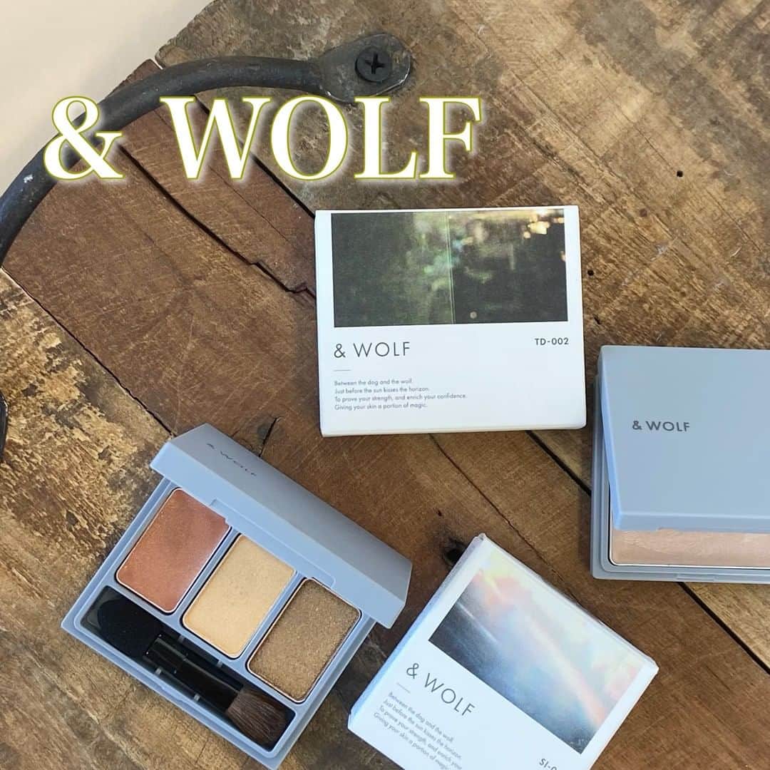 FAVOR【フェイバー】のインスタグラム：「ヘアオイルで有名なN organic、初のプロデュースブランドとして話題の「& WOLF(アンドウルフ)」！  「素肌を思いやりながらメイクアップする」をコンセプトとした、小さなお守りのようなコスメをご紹介します😌  ☑️& WOLF スリーサムデザイニングアイカラー 全3色 各2,200円(税抜)  コンパクトなパレットに3色のアイシャドウがイン。 保湿成分配合により、乾燥が気になる目元を保湿しながら美しいアイメイクを保ってくれます！  ☑️& WOLF シマーヌードイルミネーター 全3色 各2,200円(税抜)  ナチュラルなツヤを生み出すクリームタイプのハイライト。 美容成分たっぷりなので、スキンケアをしているかのようにしっとりうるおう付け心地♡  オシャレなBOX入りで見た目もオシャレな「& WOLF」のコスメは プレゼントにもぴったり💕 ぜひチェックしてみてくださいね✨  #wolf #andwolf #norganic  #アンドウルフ #ウルフ #エヌオーガニック #オーガニックコスメ #スリーサムデザイニングアイカラー #シマーヌードイルミネーター #アイシャドウ #アイシャドー #ハイライト #ハイライター #クリームハイライト #ツヤ肌 #ツヤ肌メイク #スウォッチ #コスメ好きさんと繋がりたい ＃#コスメ好きな人と繋がりたい」