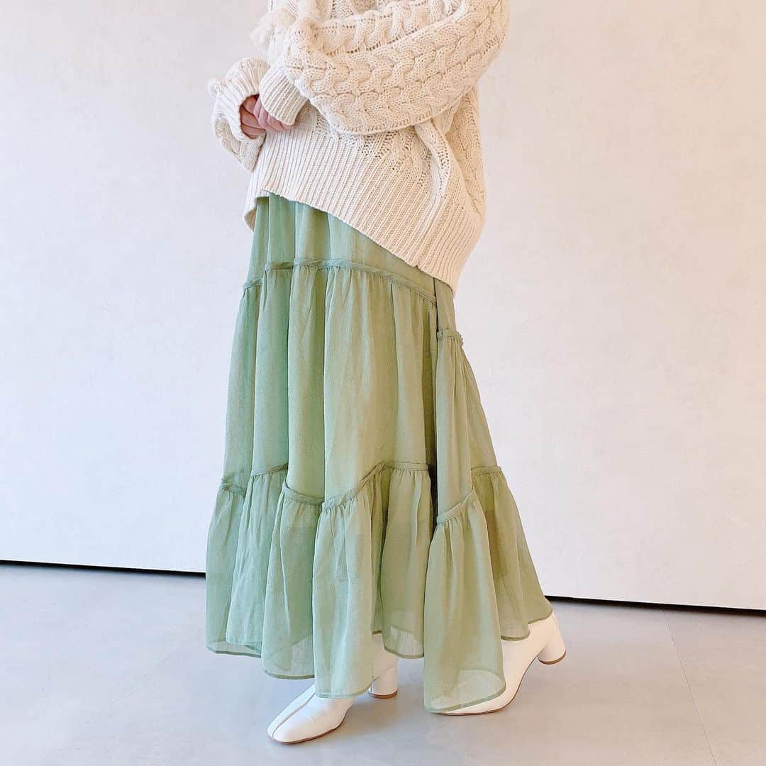 Vannie Officialのインスタグラム：「⠀ 《styling》 動くたびにふわっと揺れる軽くて清涼感のあるシアー生地で夏の気分UP♪ ボリューム感が映えるシンプルなTOPS合わせがオススメ。 ロゴTやスニーカー合わせでカジュアルコーデにも♡ ⠀ ⠀ 《detail》 ふんわり軽やかな生地をたっぷり使用したティアードデザインで、歩くたびオーラを放つ一枚に♪ ウエストはゴムなので楽な履き心地が魅力◎ ⠀ 同じティアードデザインのワンピ―スも併せてチェックしてね♡ ふわっとパイピングティアードワンピース VNZAM0720001 ⠀ ⠀ 《fabric》 ほんのりラメが入った透け感のある軽い素材使用 ※詳しいお手入れ方法は商品タグをご参照ください。 ⠀ ⠀ ●ふわっとパイピングティアードスカート/3,900+tax ⠀ ⠀ ⠀ #vannie_u#ヴァニーユー #ZOZOでしか買えない⠀⠀ お問い合わせはコメントまたはDMまでご連絡ください‪‪☺︎‬」