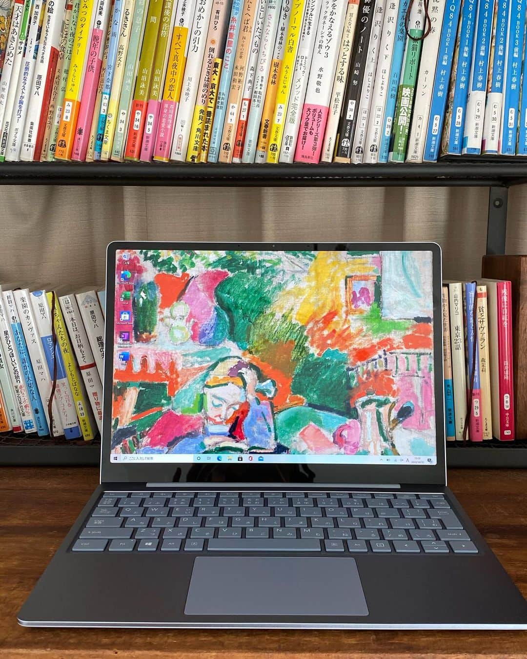 村田倫子さんのインスタグラム写真 - (村田倫子Instagram)「Surface Laptop Goを使って早一か月。使い方もすぐに慣れて、今ではすっかりお仕事に欠かせない存在に。  今まで、スマホでできる範囲で作業をしてきたけれど、連載の原稿、idemのアイディア出し、企画構成をより一段アップさせ てくれたのがこのSurface Laptop Go 。 薄くて、軽いのに、⻑時間充電が持つスペックも心強い。  アイディアをカタチにすること、表現すること。これから挑戦したい人を応援してくれるような心強い味方です。パソコン選びに悩んでる方の参考になると嬉しいなぁ。   #わたしの挑戦を応援してくれる #Surfaceライフ #surface #pr #SurfaceLaptopGo #サーフェス #サーフェスラップトップゴー」12月22日 21時00分 - rinco1023