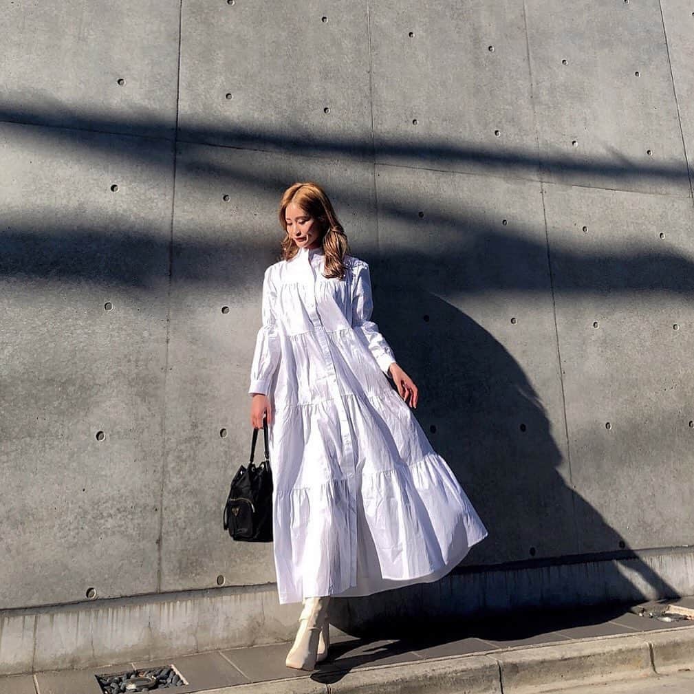 のインスタグラム：「𝐰𝐢𝐧𝐭𝐞𝐫 𝐟𝐚𝐬𝐡𝐢𝐨𝐧 dress @ayla.jp_official   コスメ＆ワンピースがコンセプトの @ayla.jp_official がローンチ👏  バンドカラーが珍しくて可愛いシャツワンピ🤍 タイプすぎて色違いも欲しい〜！！ コスメも気になるな〜！💄 . . #ayla #アイラ #コスメアンドワンピース #ワンピース #ootd#outfit#mylook#fashion #prada #今日のコーデ#きょコ #154cmコーデ#おチビコーデ #シンプルコーデ#カジュアルコーデ#お洒落さんと繋がりたい #着回しコーデ #あおぞら私服」
