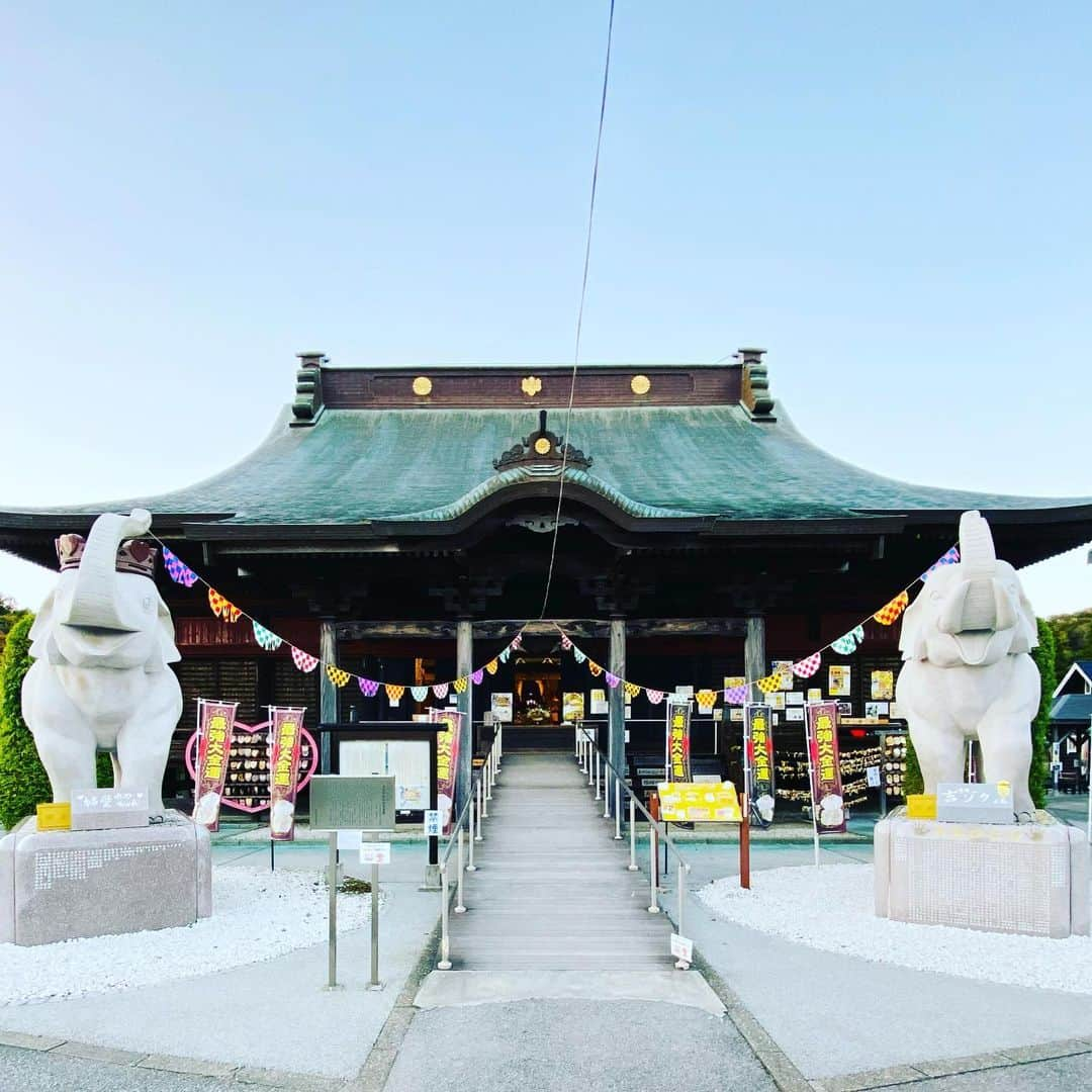 LOVE ME DOさんのインスタグラム写真 - (LOVE ME DOInstagram)「金運アップで有名の千葉県の長福寿寺（ちょうふくじゅじ）に行きました。もうすぐ宝くじシーズンだし、#金運アップ に #待ち受けにどうぞ  Amazonで発売中！ Love Me Doの大予言 〜2021年から輝く未来を築くために〜  願いが叶う月見手帳2021  新月と満月があなたの運命を決める 発売中！  2021年1月13日発売！ Amazonで予約受付中です。 金運大全  仕事運、財運、勝負運が上がり、 たちまちお金がやってくる160の方法   チケット発売中！ 12月27日（日）お昼 Love Me Doラブちゃんの 開運･占いトークライブ ～満月の力、おかりします！vol.24 水瓶座で起こる グレートコンジャクション後の生き方 開場 11:30  開演 12:30  終演 15:00 予定  会場 東京カルチャーカルチャー（渋谷）  チケット発売中！ 12月27日（日）夜 Love Me Doラブちゃんの 開運･占いトークライブ ～満月の力、おかりします！vol.25 ゆく年くる年 2021年の運勢 開場 17:00  開演 18:00  終演 20:30 予定  会場 東京カルチャーカルチャー（渋谷）  #風の時代 #グレートコンジャンクション #待ち受けにどうぞ  #長福寿寺 #パワースポット #パワースポット神社  #パワースポット巡り  #運気アップ画像  #LoveMeDoの大予言 #月見手帳 #月見手帳2021  #金運大全 #千葉県最大の開運パワースポット #金運増大 #日本一宝くじが当たる寺」12月22日 21時01分 - lovemedo_fortunteller