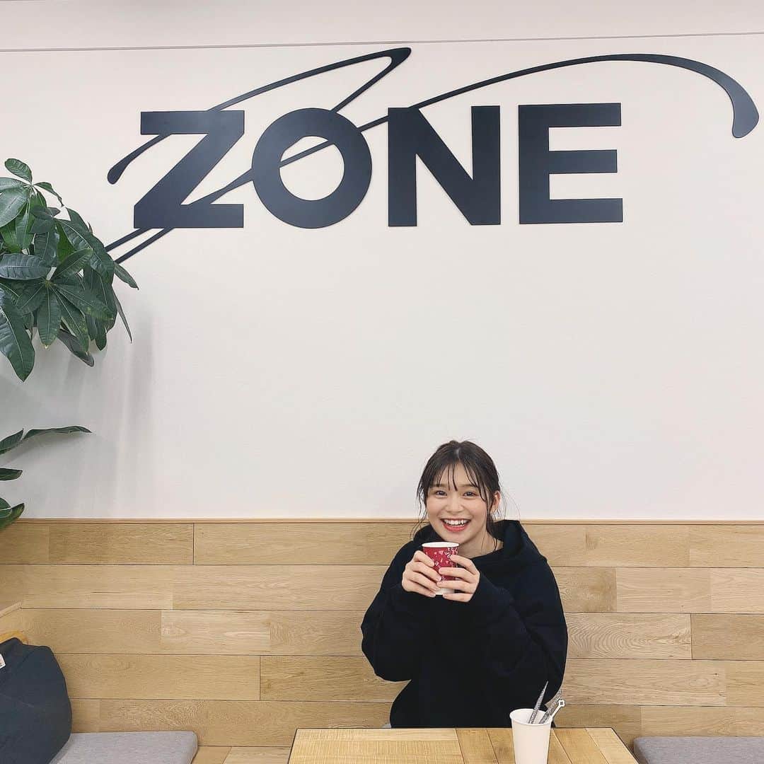 水木あおのインスタグラム：「. ミーティングで、初めてのzone！！ お邪魔しました！！ . めちゃめちゃ綺麗で、コーヒー 美味しかった！！笑 コワーキングスペース　ZONE ぜひぜひおすすめです✨ . #zone #コワーキングスペース  #大阪 #ミーティング #お疲れ様」