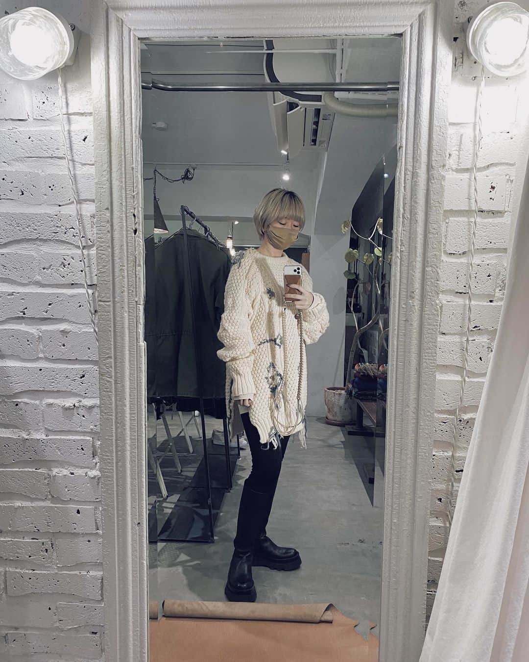藤田敦子のインスタグラム：「ㅤㅤ しゅうちゃん @shu_iwan_ のお店にて vintageのアランニットを手縫いで縫い直してる オリジナルリメイクニットをget🧶 ㅤ 元々のダメージを活かしつつ 別の毛糸を加えて編み直しているという一点モノ😍 ㅤ 上質なvintage itemをこうしてリメイクし 誰とも被らないアイテムとしてずっと 着続けられるって、いいね✨ Vintage だいすき😍」