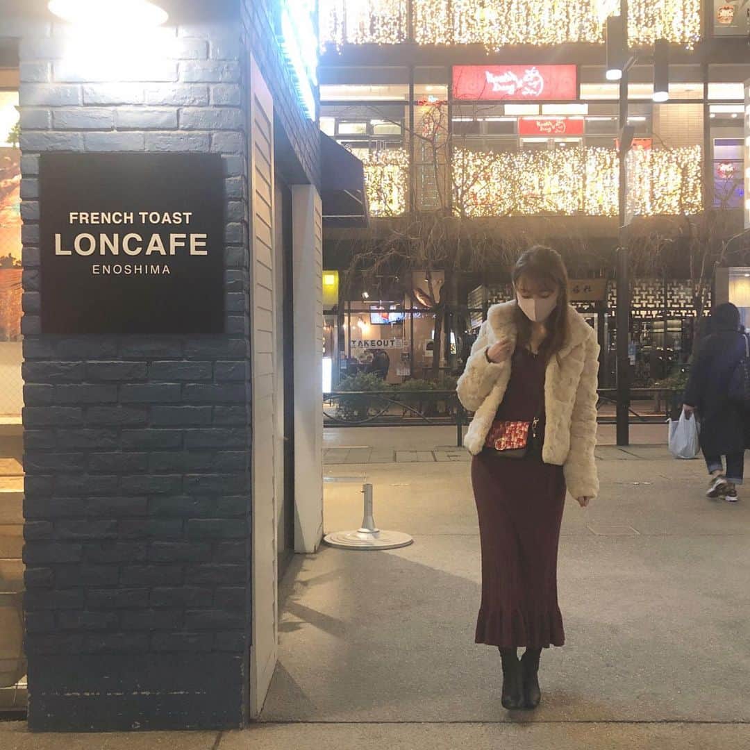 菊池かなこのインスタグラム：「. 寒かった〜☃️ ラビットファーコート🧥 ワンピは @grl_official 田中みな実さんモデル マーメイド型のスカートでリブで好きなかたち🧜‍♀️ . . ୨୧┈┈┈┈┈┈┈┈┈┈┈┈┈┈┈┈┈୨୧ #grl#グレイル#プチプラコーデ#プチプラファッション #ワンピースコーデ#ロングワンピース#ロングワンピ #vivianコーデ#vivian公式アンバサダー#ストレッチブーツ #ファーコート#anayi#fashion#ファッションコーデ #ootd#ショートコート#ラビットファー」