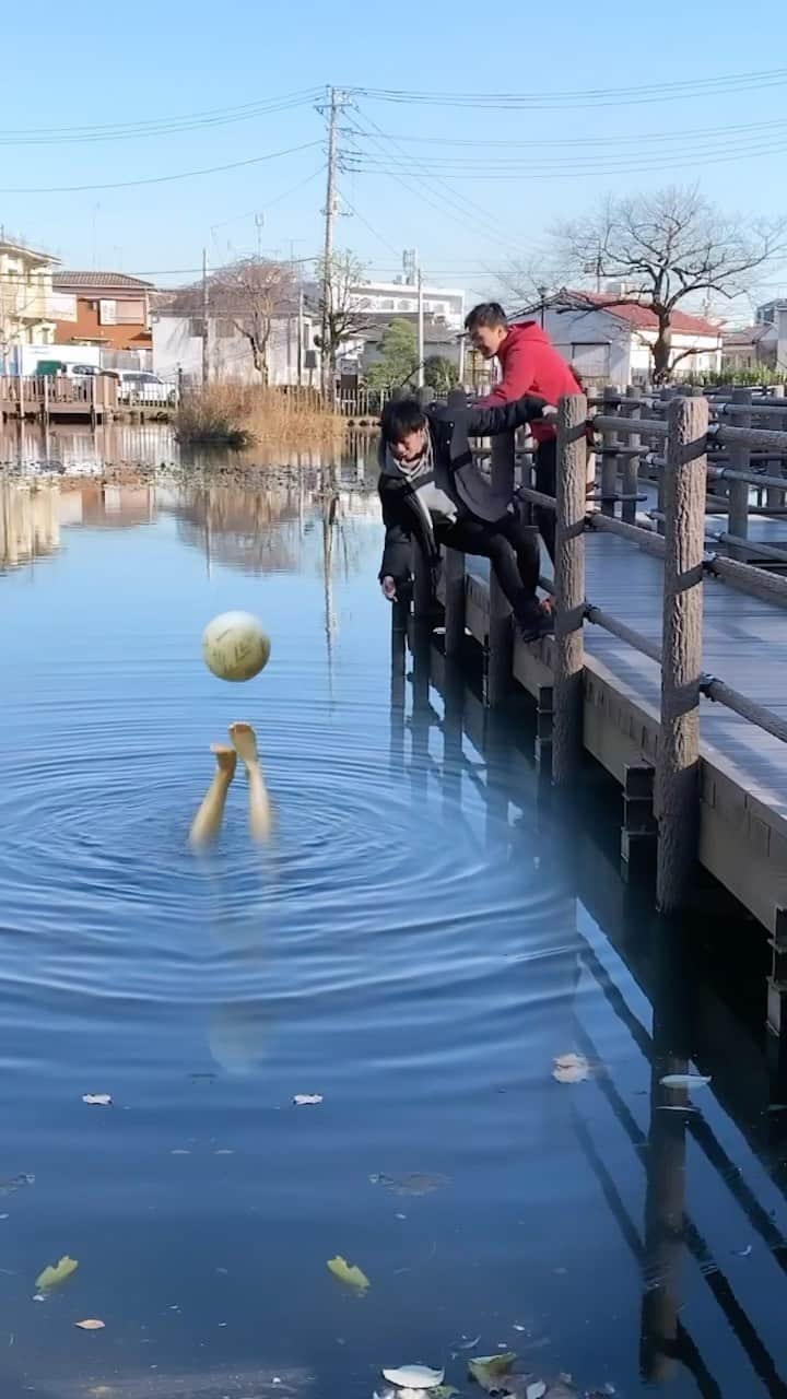 りゅートリックスのインスタグラム：「He enjoyed his football life untill very last moment of his life😇😂 ・ ・ 最期の瞬間まで彼はフリースタイルを楽しんだ。 ・ ・  #リフティング　#フリースタイルフットボール　#フットサル #サッカー #サッカー少年 #少年サッカー #サッカー好き #サッカー小僧 #サッカー部 #freestylefootball #freestylesoccer #instafootball #nikefootball #fslife #football⚽ #footballlife #433 #lovesoccer #fslife #streetsoccer #iamafreestyler #soccerskills #footballlove #tekkers #soccerlife #footballlife #speenball」