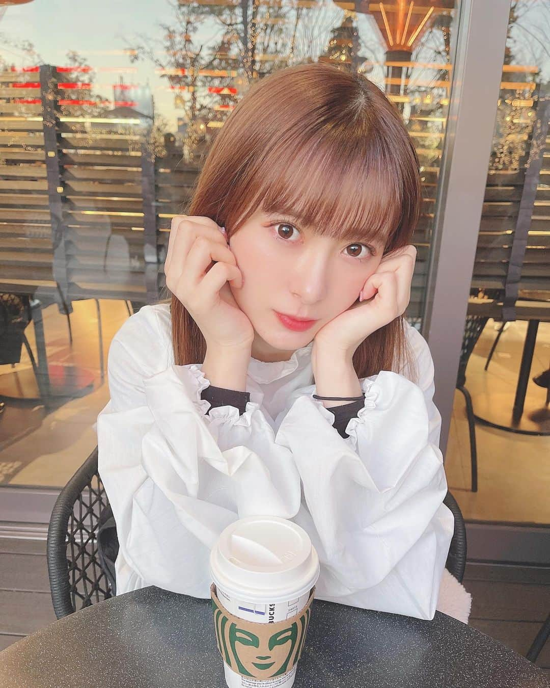 生田衣梨奈さんのインスタグラム写真 - (生田衣梨奈Instagram)「♥スタバ♥﻿ ﻿ みんな体調大丈夫ですか？？？﻿ ﻿ この前スタバ行ってきたよん♥﻿ ﻿ みなさんは何頼みますか？？？﻿ おすすめ待ってます❤﻿ ﻿ ちなみに見えているのはヒートテックです笑笑﻿ ﻿ ﻿ #morningmusume20 #モーニング娘20﻿ #helloproject  #顔面国宝﻿ #えりぽんかわいい #アイドル﻿ 存在が #インスタ映え #かわいい﻿ #Love #beauty﻿ #followme #makeup﻿ #Instagram #生田衣梨奈のVSゴルフ﻿ #메이크업 #얼스타그램﻿ #ig_Japan #팔로미﻿ #フォロー歓迎 #ootd﻿ #Starbucks #スタバ﻿ #ELEYVSGOLF  #クリスマス﻿ #いいね #写真﻿ #IDOL #골프﻿ #SELFIE #셀카」12月22日 21時06分 - erina_ikuta.official