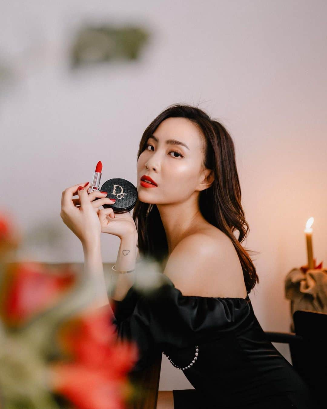 ソニアのインスタグラム：「Obsessing over the Diormania Gold Edition Couture Cushion! Honestly it’s a need AND want 😍 Make it yours before the official launch in Jan by getting in on the pre-sale from Dec 26th exclusively at the new Dior Beauty flagship boutique in ION Orchard!  #dior #diormakeup PC: @jeraldsaw」