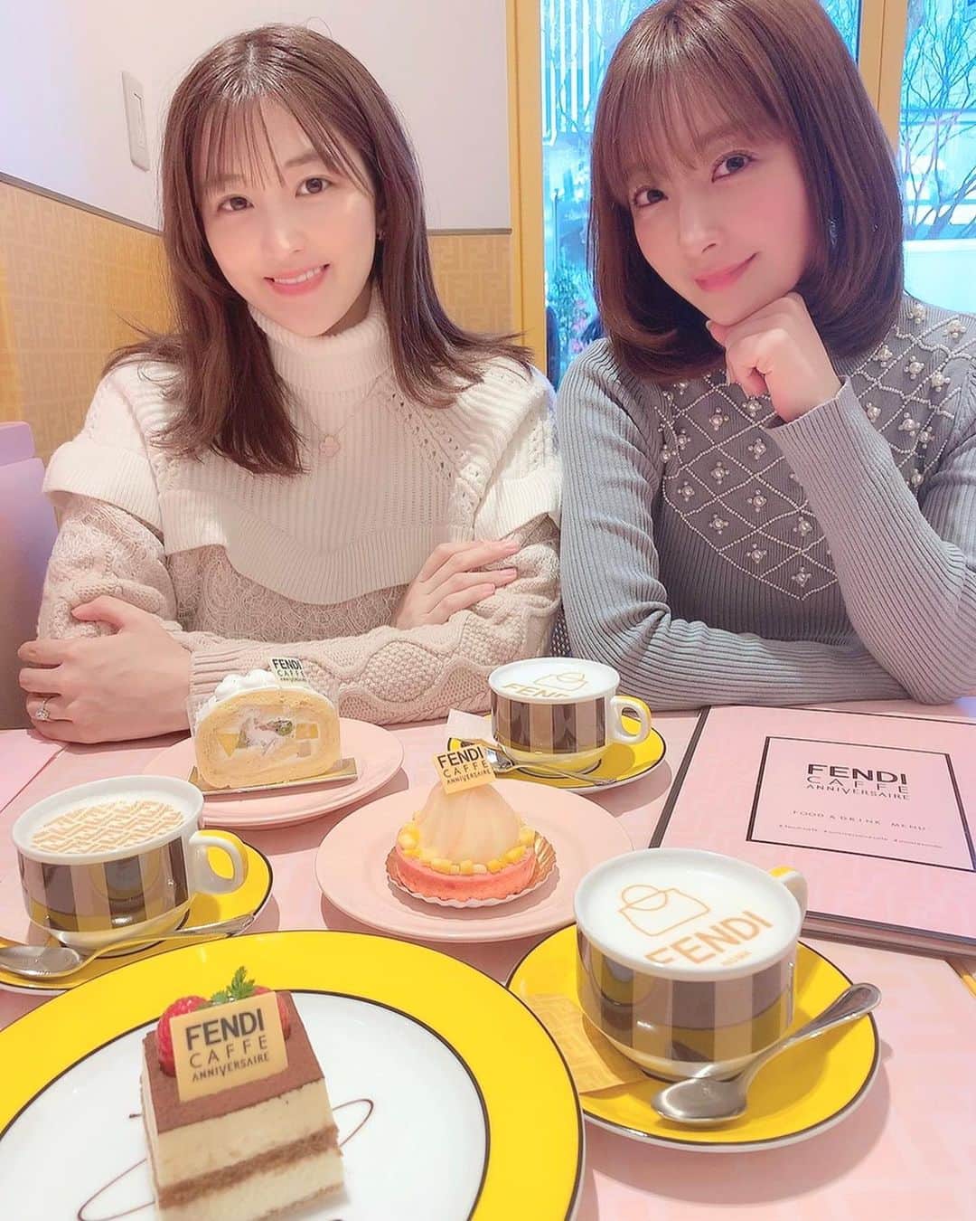 のインスタグラム：「話題のFENDIカフェに行ってきました🥰☕️内装可愛くてご飯も美味しくて癒された😍✨プライベートでの写真撮影は少し苦手なので周りの女性のお客様達をみてインスタ映えを学んだ..結果、難しかった😅 中高大と女子校育ちなので、やっぱり女子トーク元気でる😍✨ #アニヴェルセル表参道  #fendicafe」